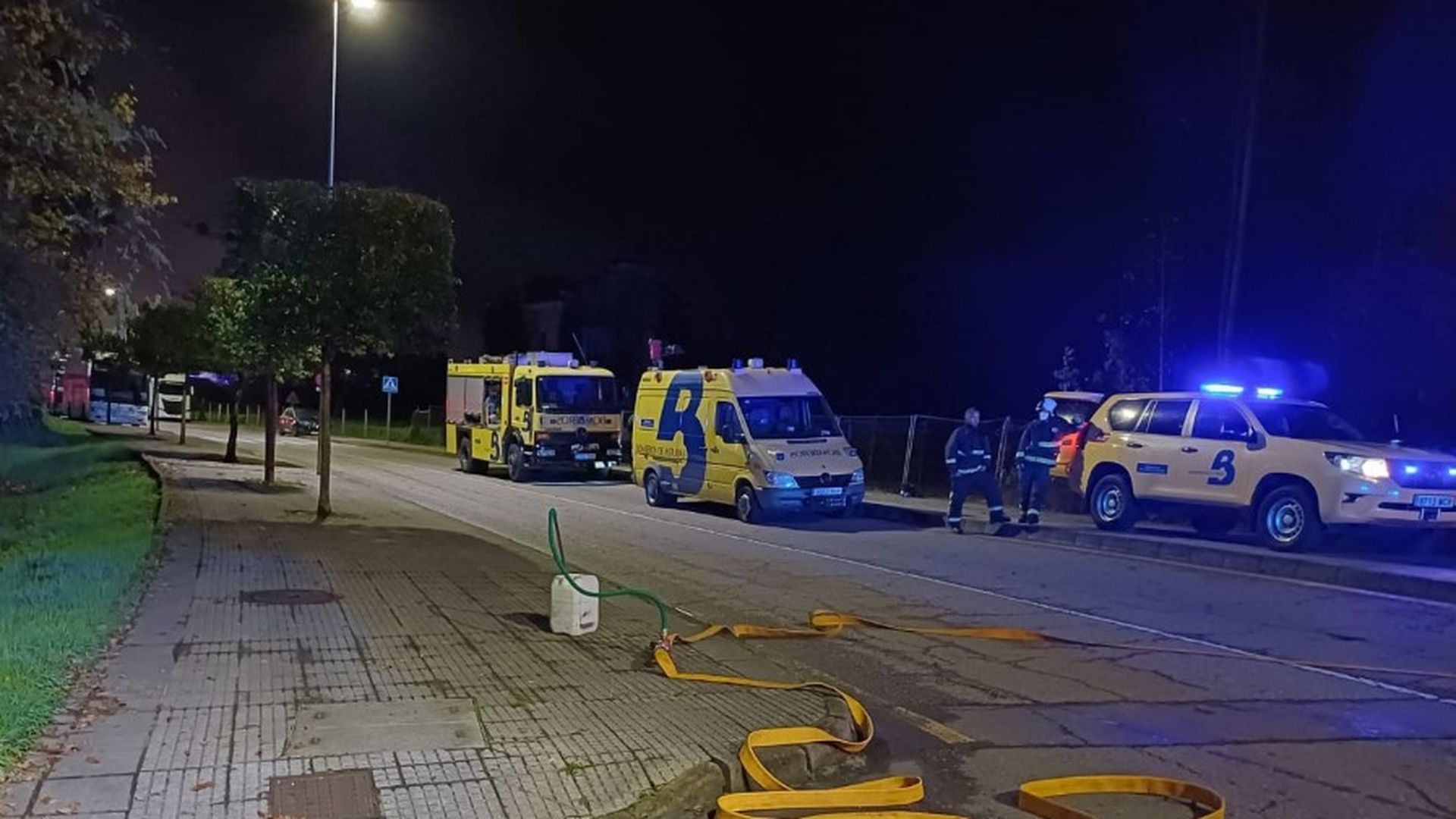 Confinan el barrio de Castañera de Arriondas, Asturias, tras la fuga de anhídrido acético de un camión cisterna