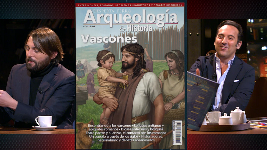 Iker Jiménez se parte de risa con la portada de una revista de historia: "¡Pero si son Dani Rovira y Clara Lago!" Cuarto Milenio Temporada 21 Top Vídeos 719