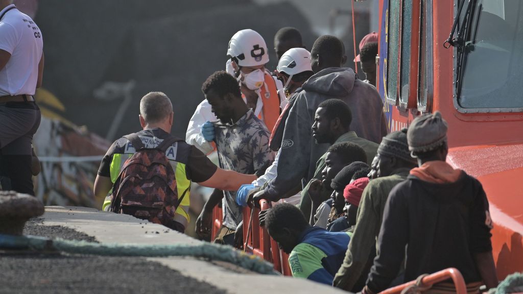 Cuatro muertos y más de 100 personas rescatadas en un cayuco en El Hierro: se quedaron sin comida y agua a 30 kilómetros de la costa