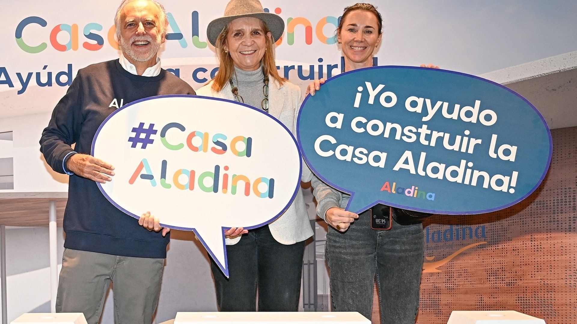 La Infanta Elena visita el Mercadillo Aladina