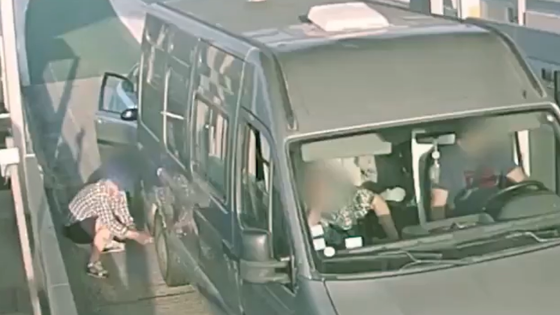 Ladrón pinchando la rueda de una furgoneta en Barcelona