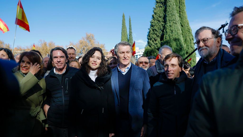 Manifestación del PP contra el Gobierno: Feijóo afirma que "el sanchismo está en la cárcel y tiene que salir del Gobierno"