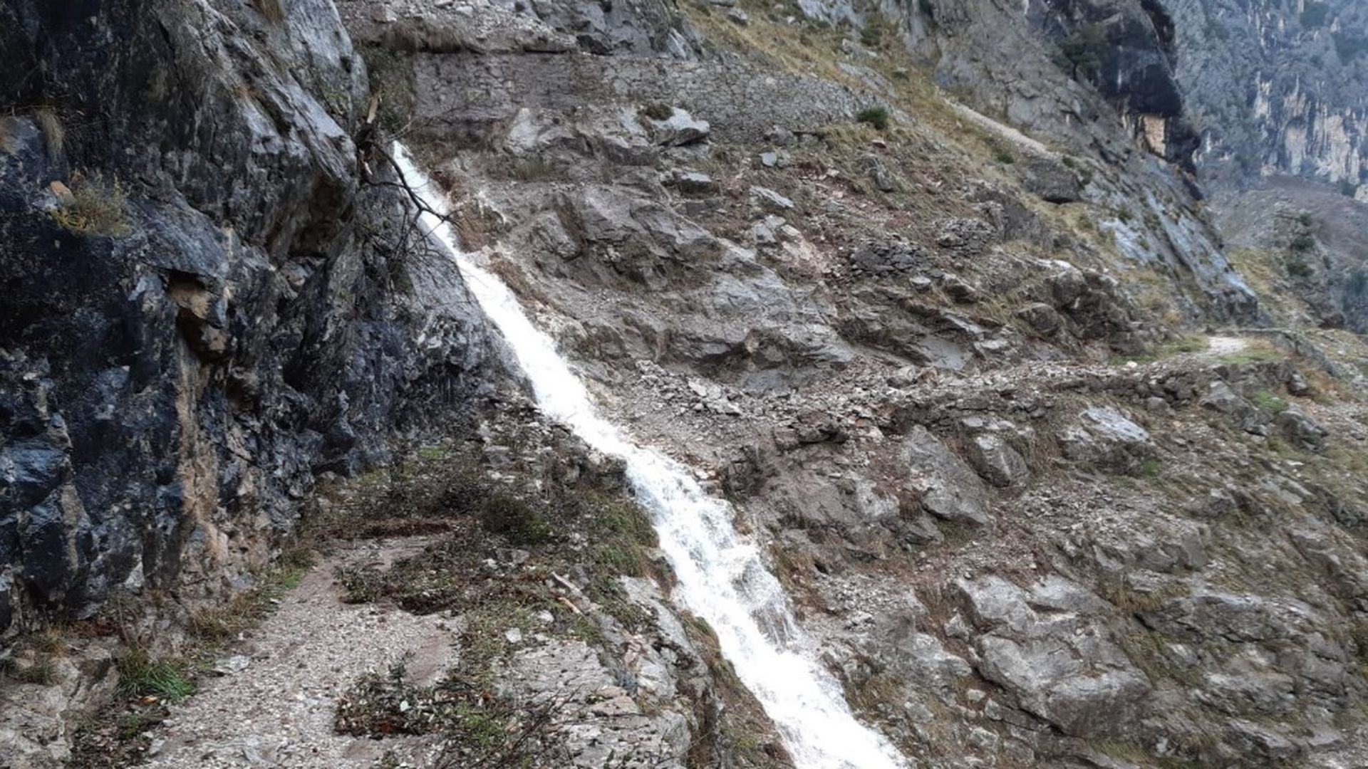 Un derrumbe obliga al cierre total de la Ruta del Cares en Picos de Europa