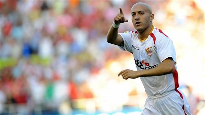  Chevantón, celebrando un gol en su etapa en el Sevilla.