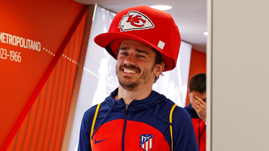  Griezmann llegando al Metropolitano con la gorra de los FC Chiefs (@Atleti).