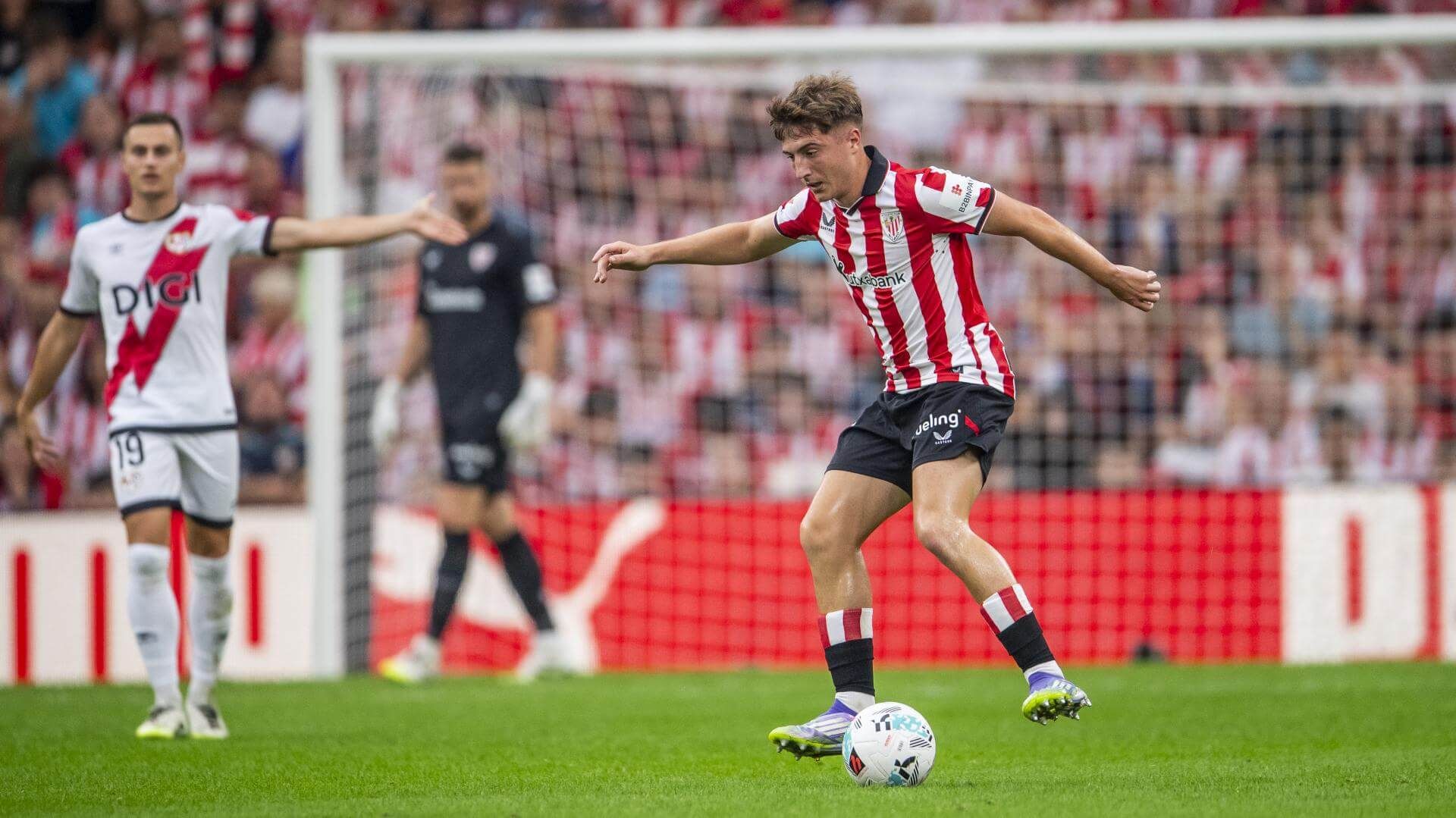  Mikel Jauregizar en acción ante el Rayo Vallecano en San Mamés, ¿será titular ante el Betis?.