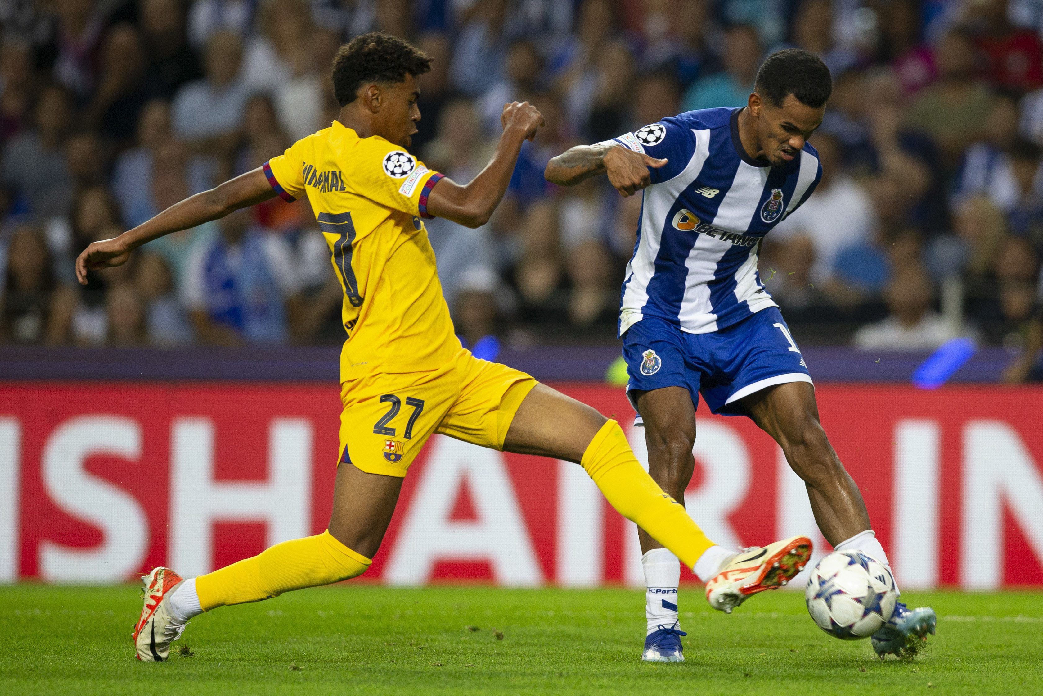 Lamine Yamal pelea un balón en el Oporto-Barcelona (Foto: Cordon Press).