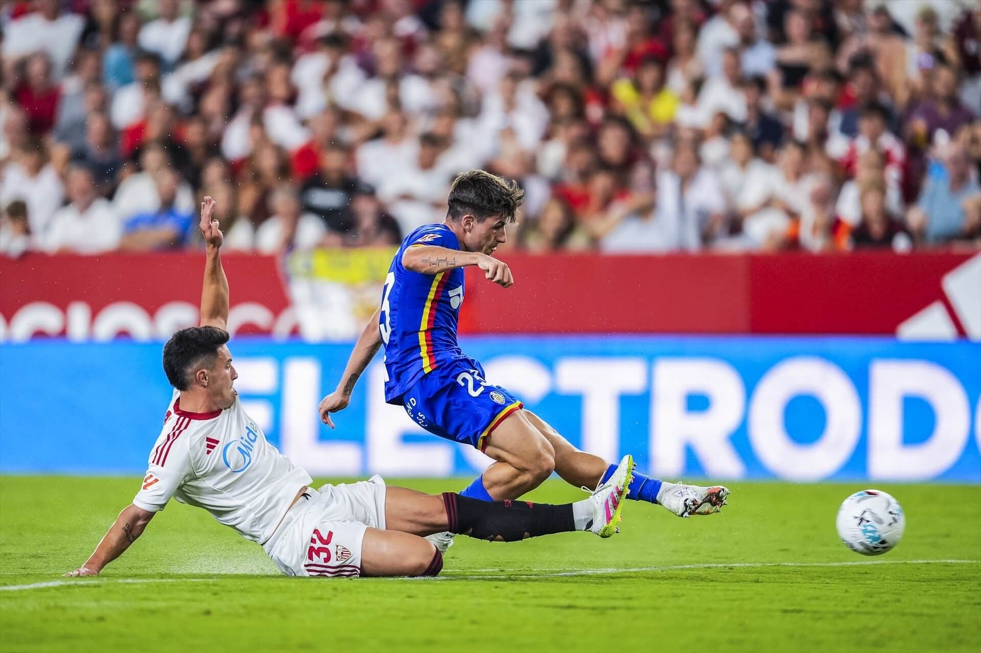  Adrián Liso anotando un gol ante el Sevilla
