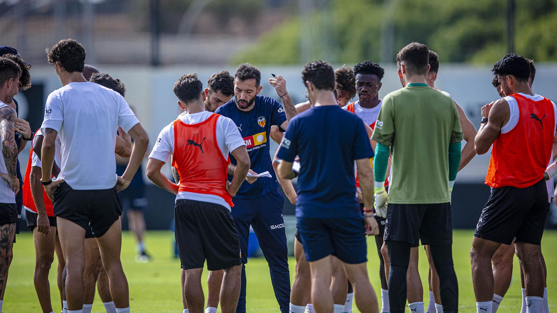 Carlos Corberán con el grupo