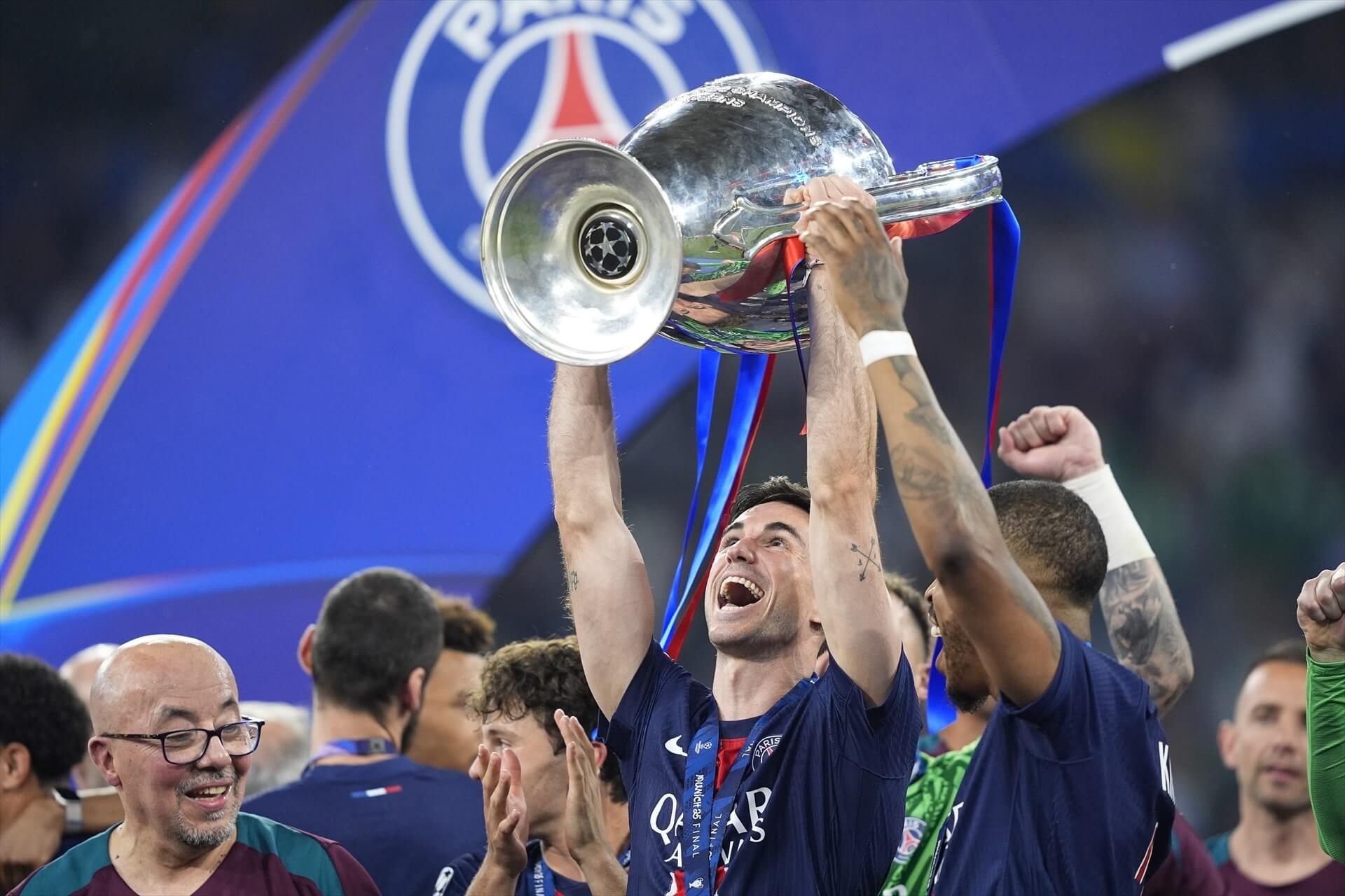 Fabián levanta la Champions conquistada por el PSG (Europa Press)