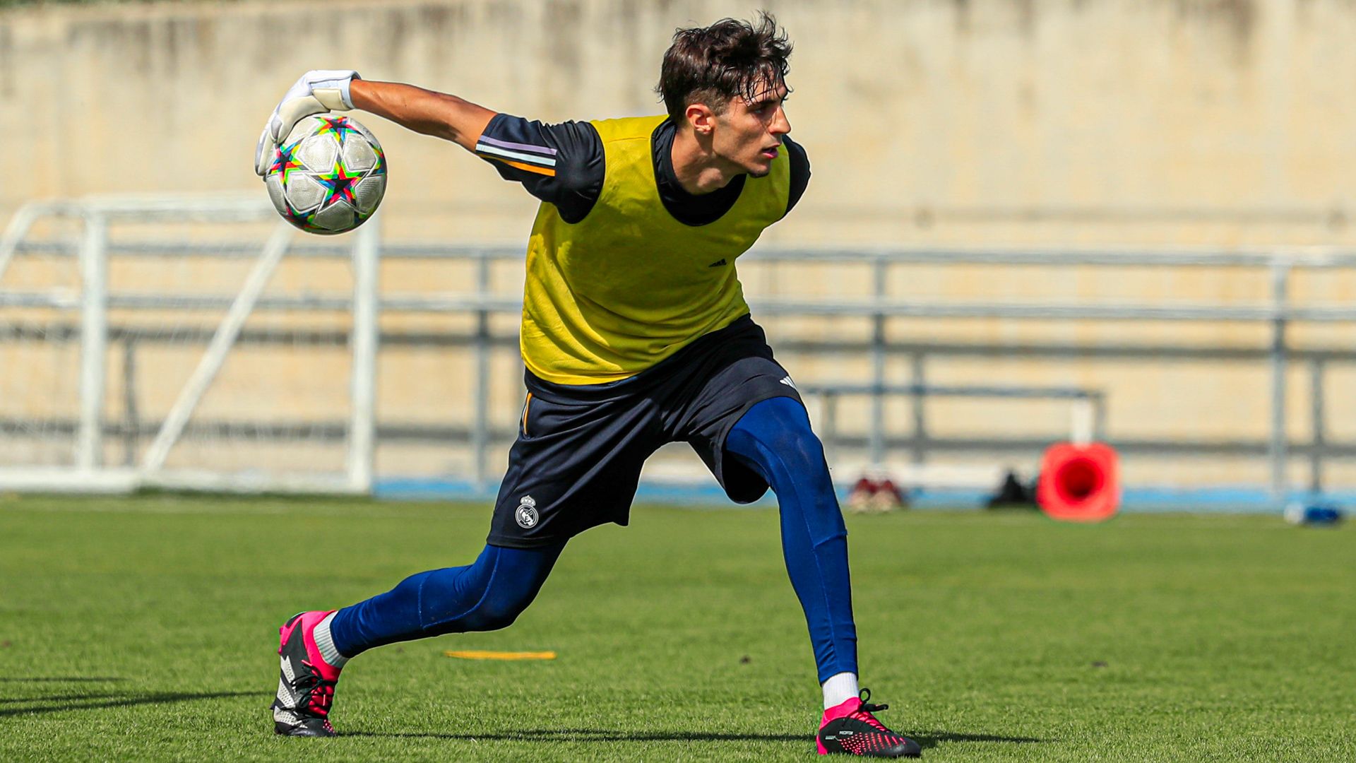 ferran_quetglas_en_un_entrenamiento_con_el_real_madrid_castilla_foto_lafabrica_001.jpg