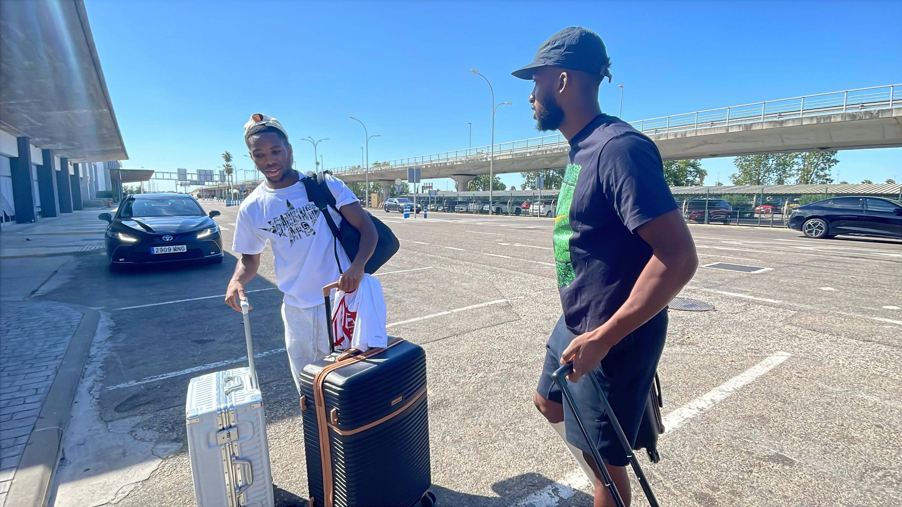  Stanis Idumbo junto a Dodi Lukebakio.