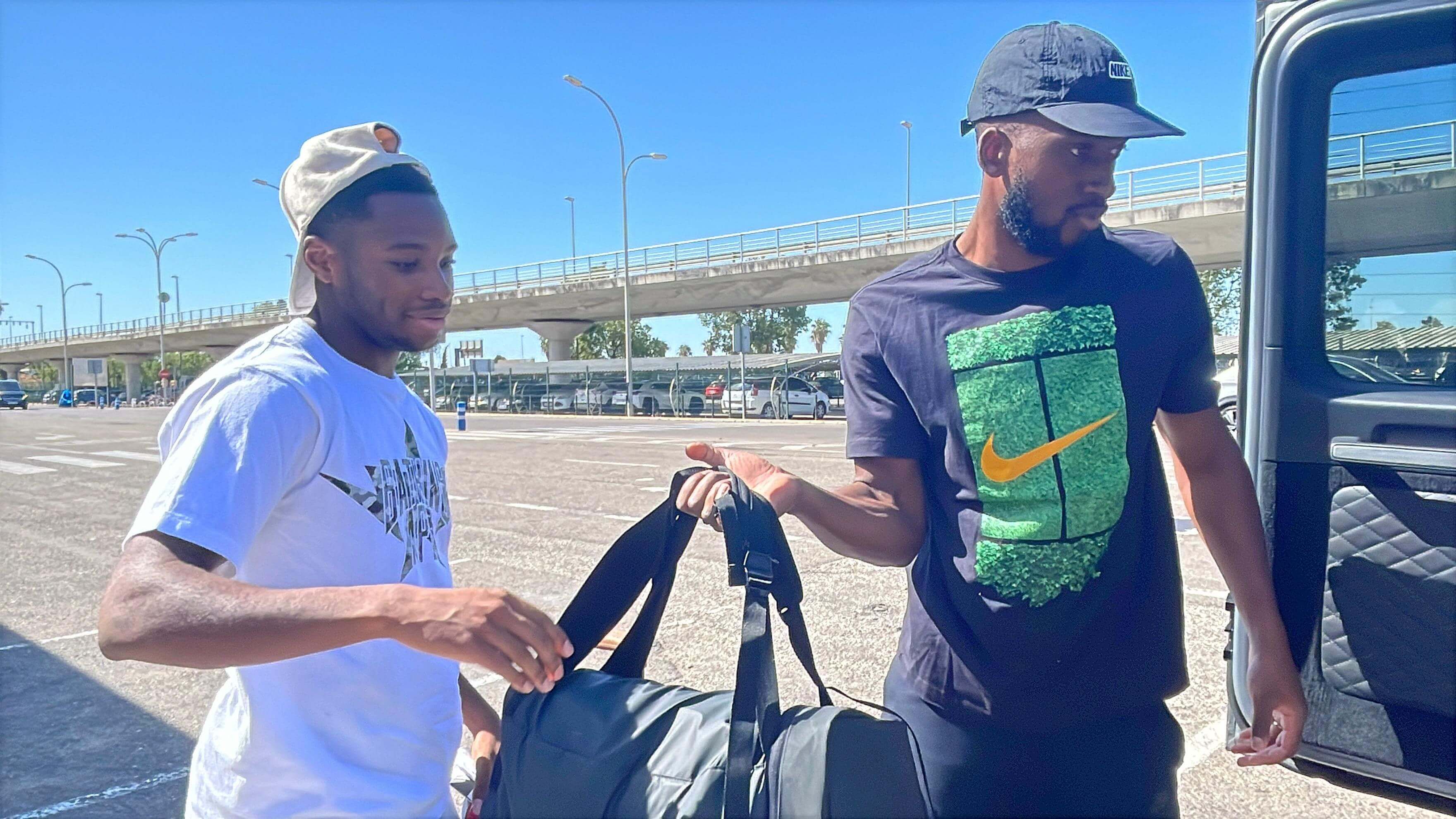  Dodi Lukebakio, ayudando a Stanis Idumbo.