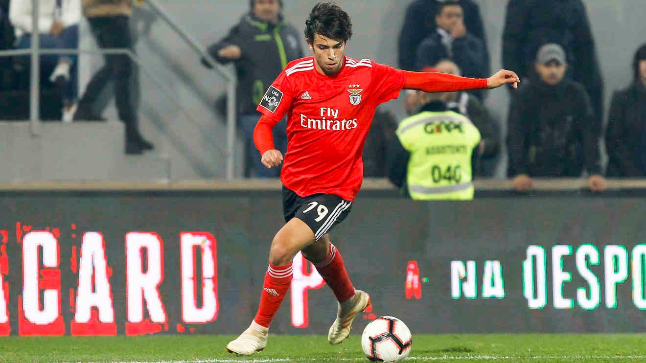 joao_felix_conduce_un_balon_en_un_partido_con_el_benfica__001.jpg