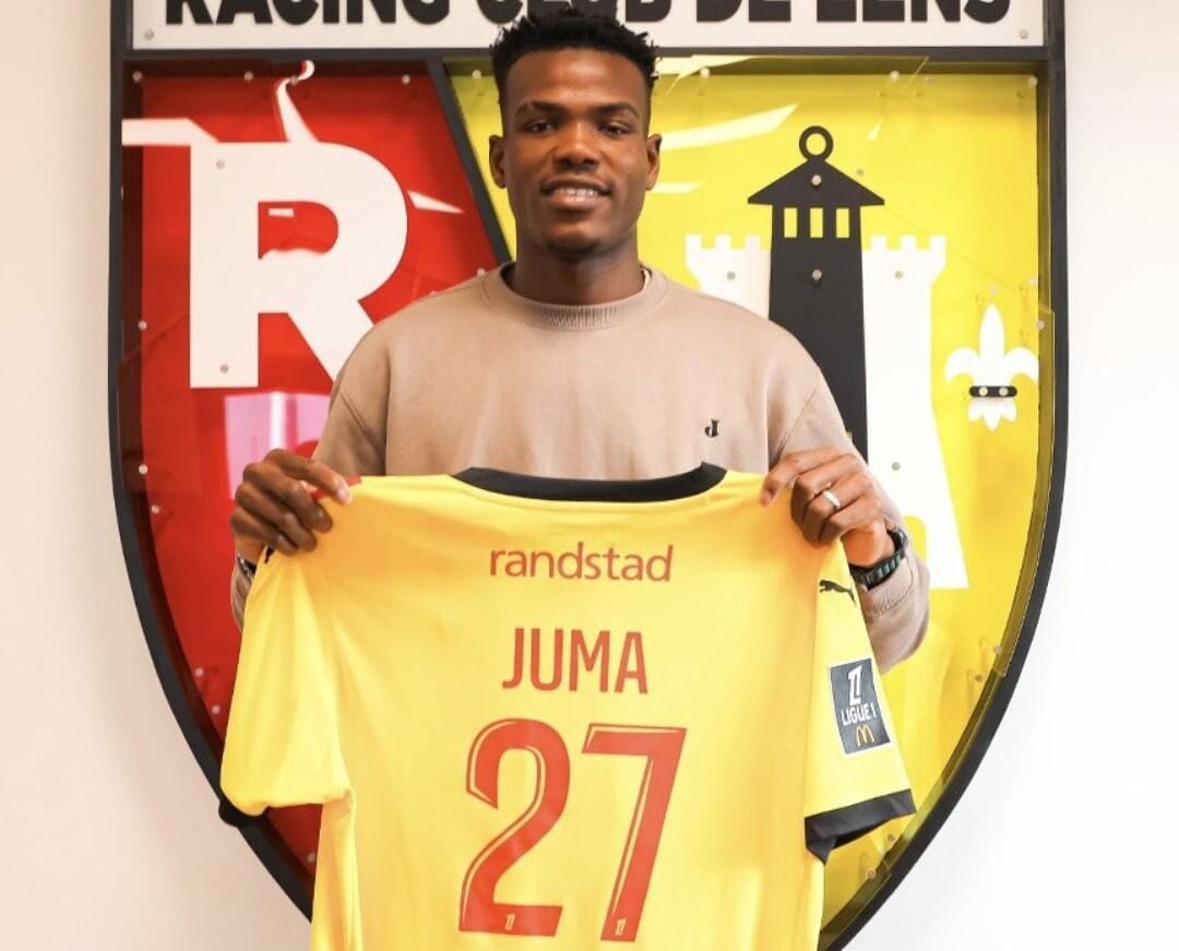 juma_bah_posa_con_la_camiseta_del_lens.jpg