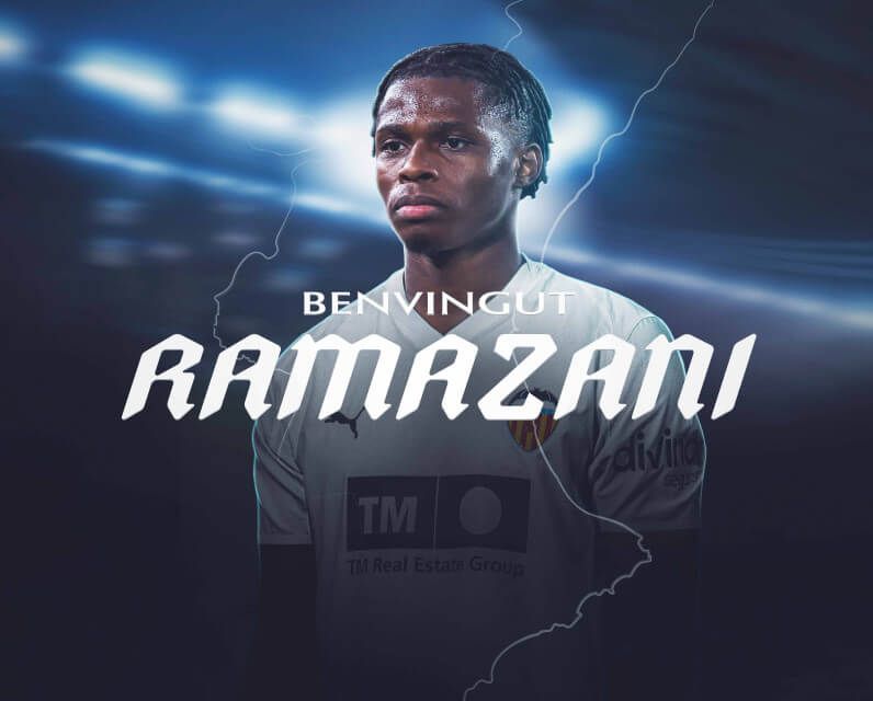  Largie Ramazani firma con el Valencia CF y Umar Sadiq lo celebra