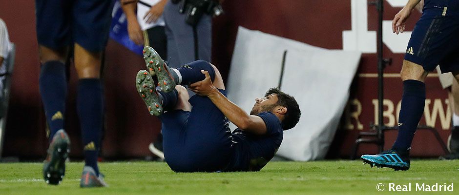 Marco Asensio cae lesionado ante el Arsenal.