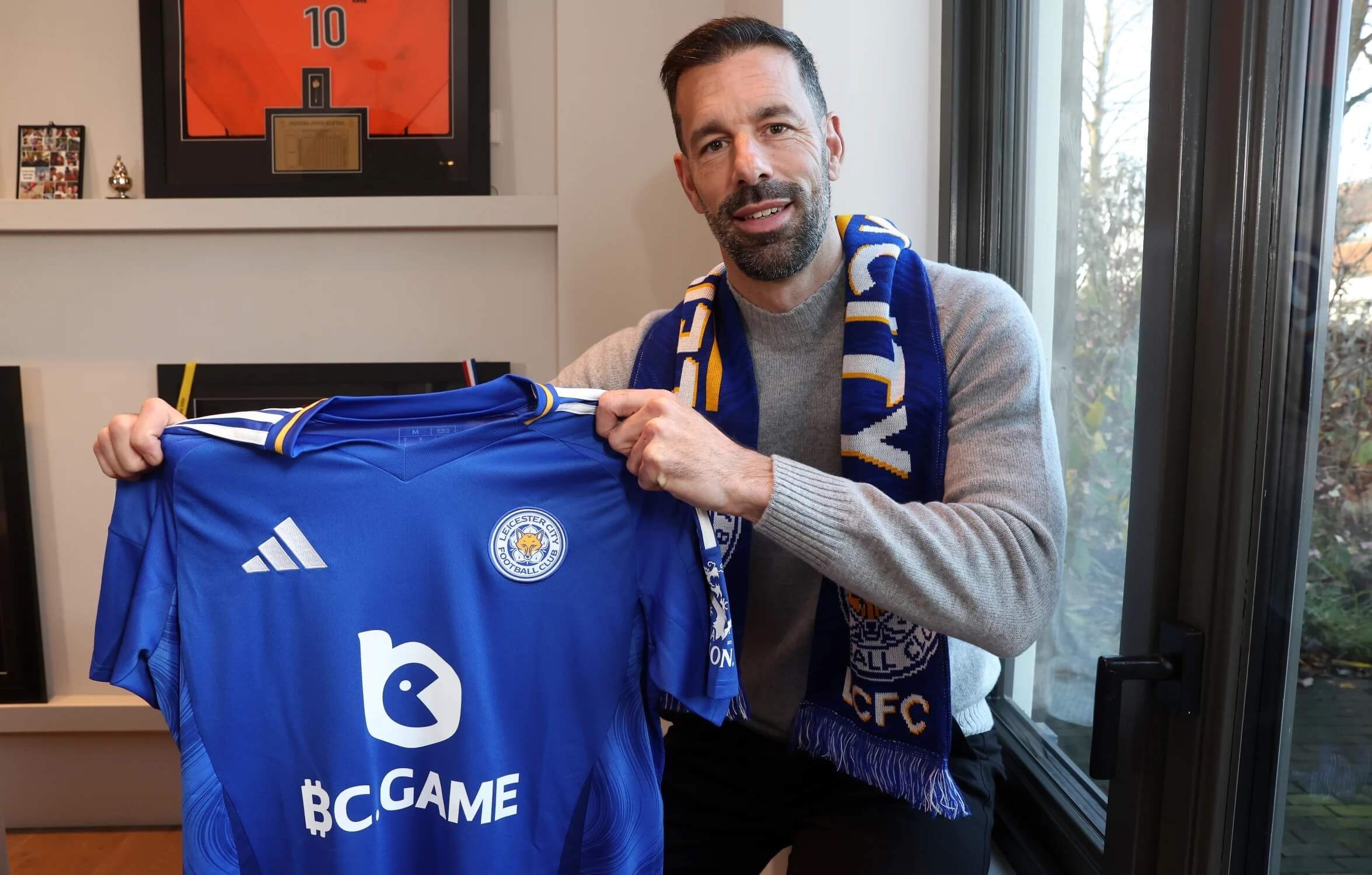 Ruud van Nistelrooy posa con la camiseta del Leicester.