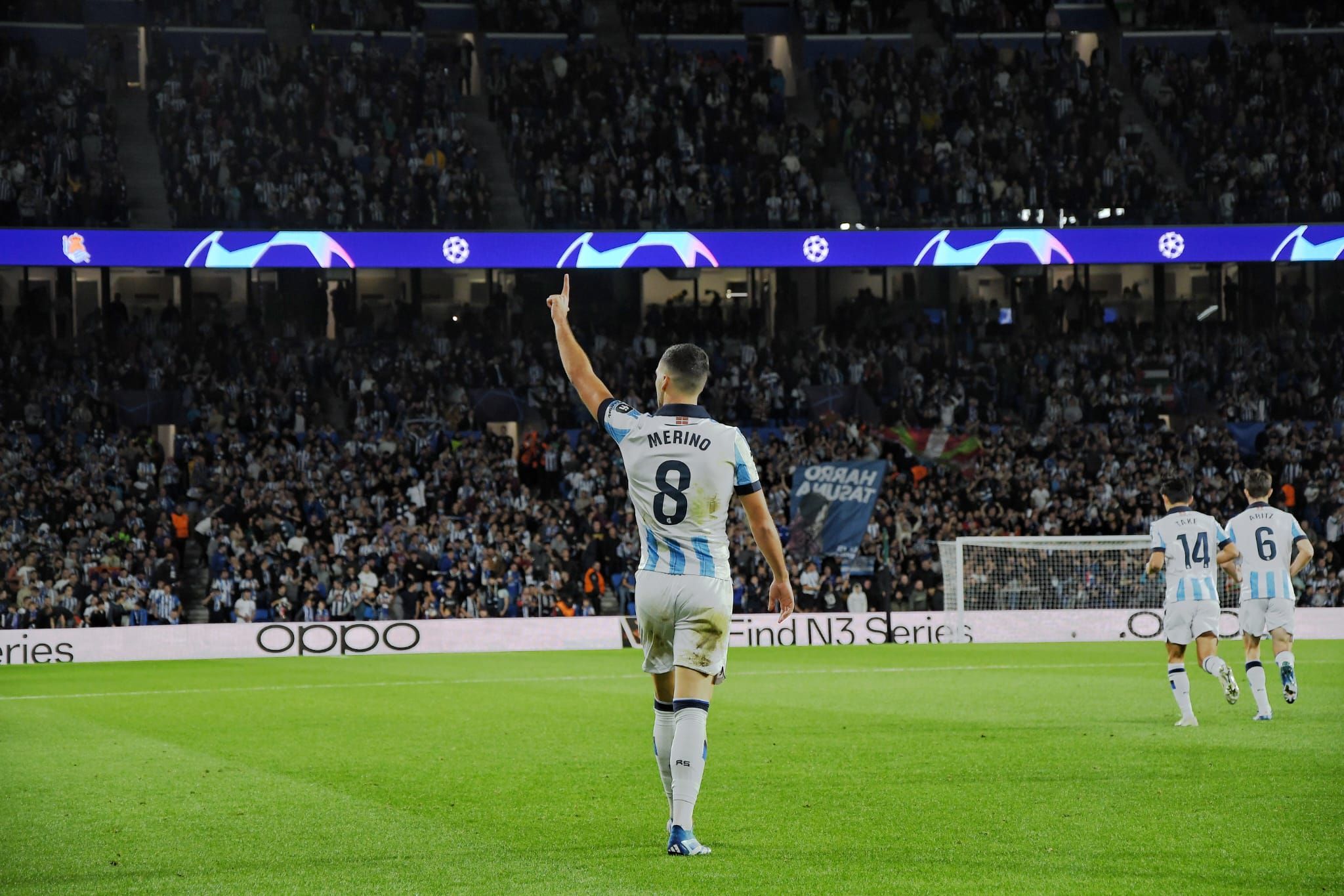 Mikel Merino señala a la grada tras marcar (Foto: Giovanni Batista).
