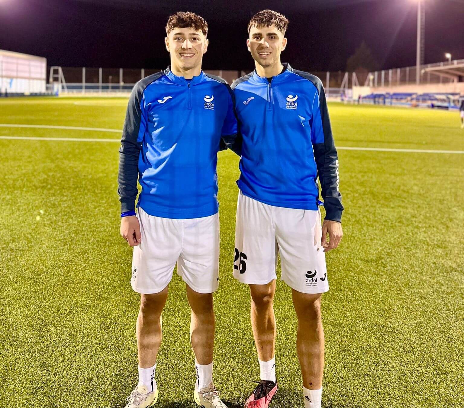 Iker Monreal posa junto a otro compañero. (Foto: C.F. Ardoi F.E.)