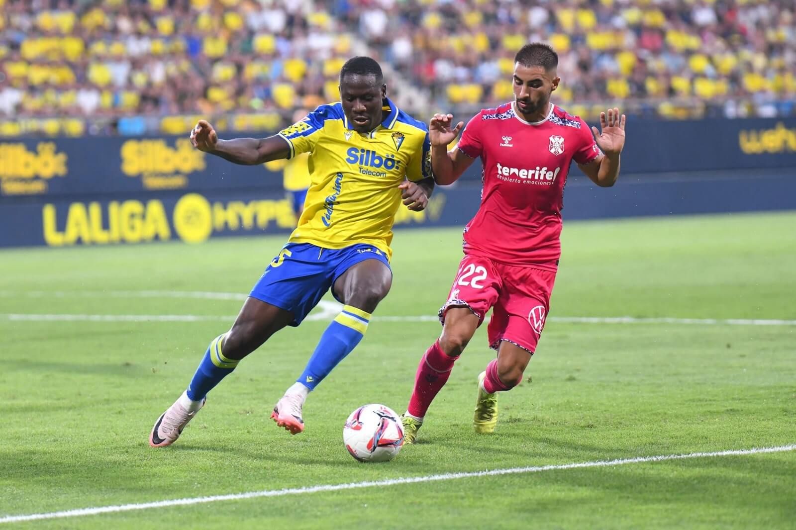  Francisco Mwepu, ante el Tenerife.