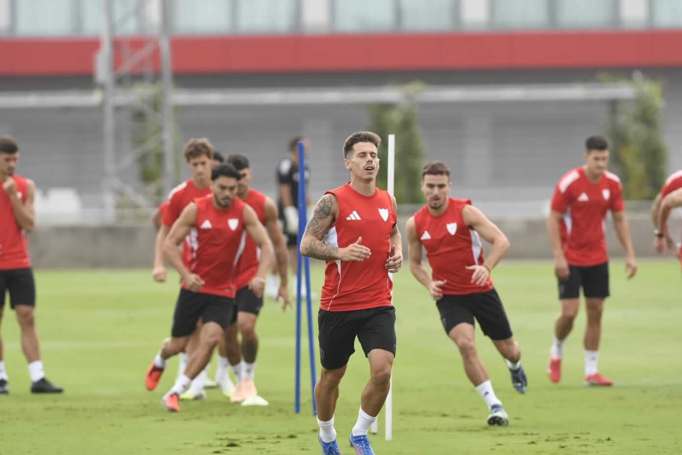  Alfon se ejercita con el grupo.