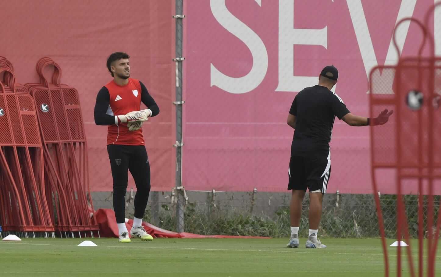  Álvaro Fernández se ejercita al margen.