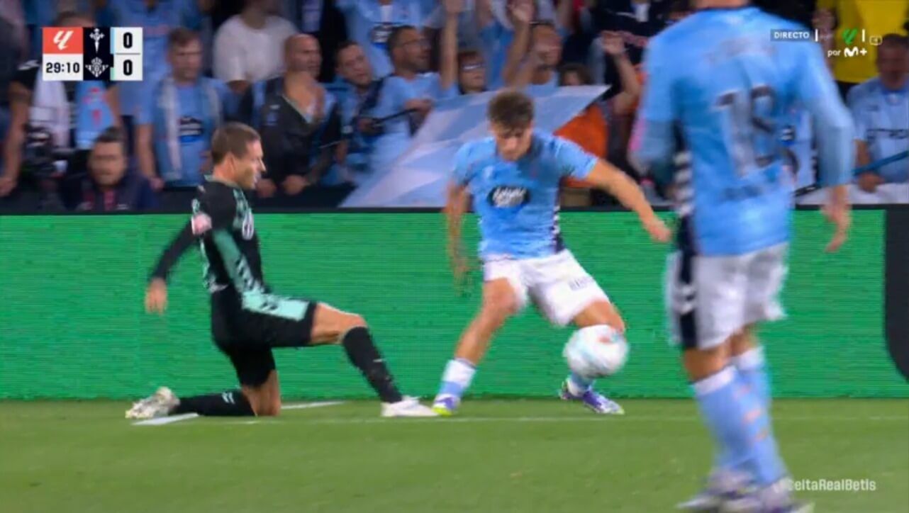  El penalti que reclamó Riquelme ante el Celta.