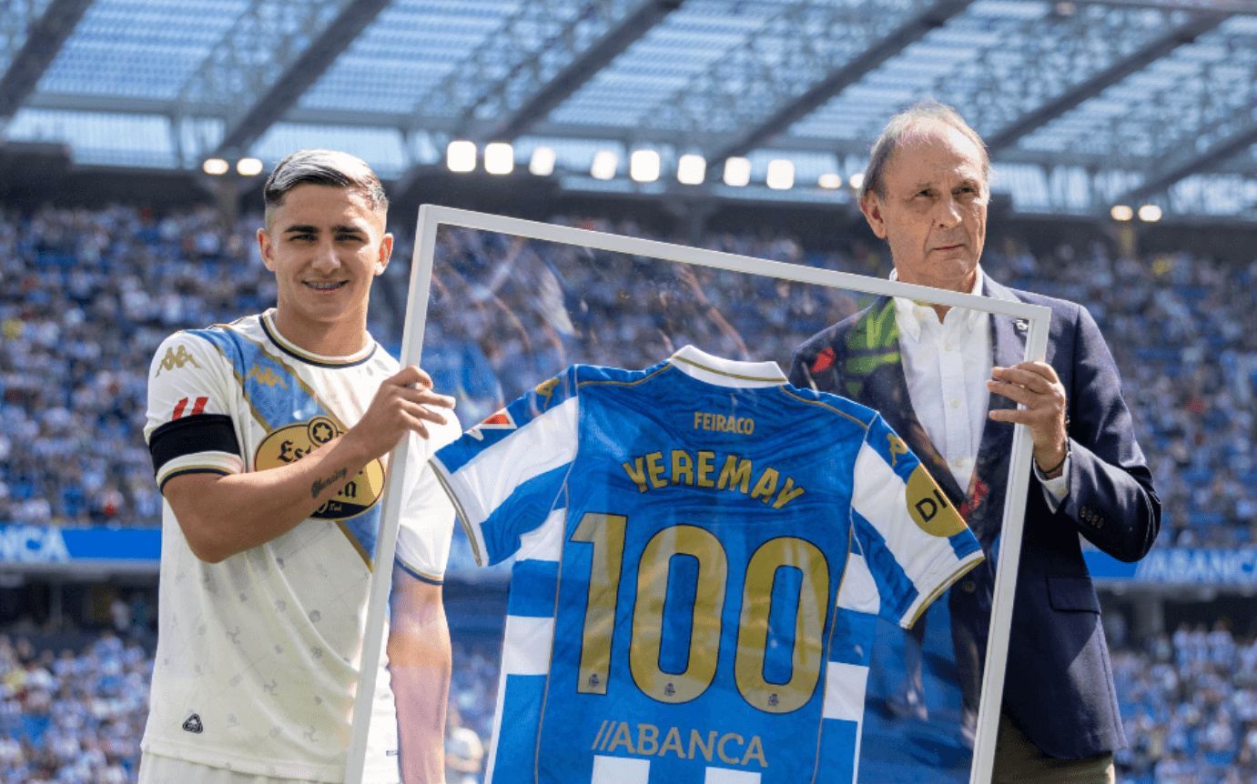Yeremay Hernández posa con su camiseta homenaje por el centenario (Foto: RC Deportivo).
