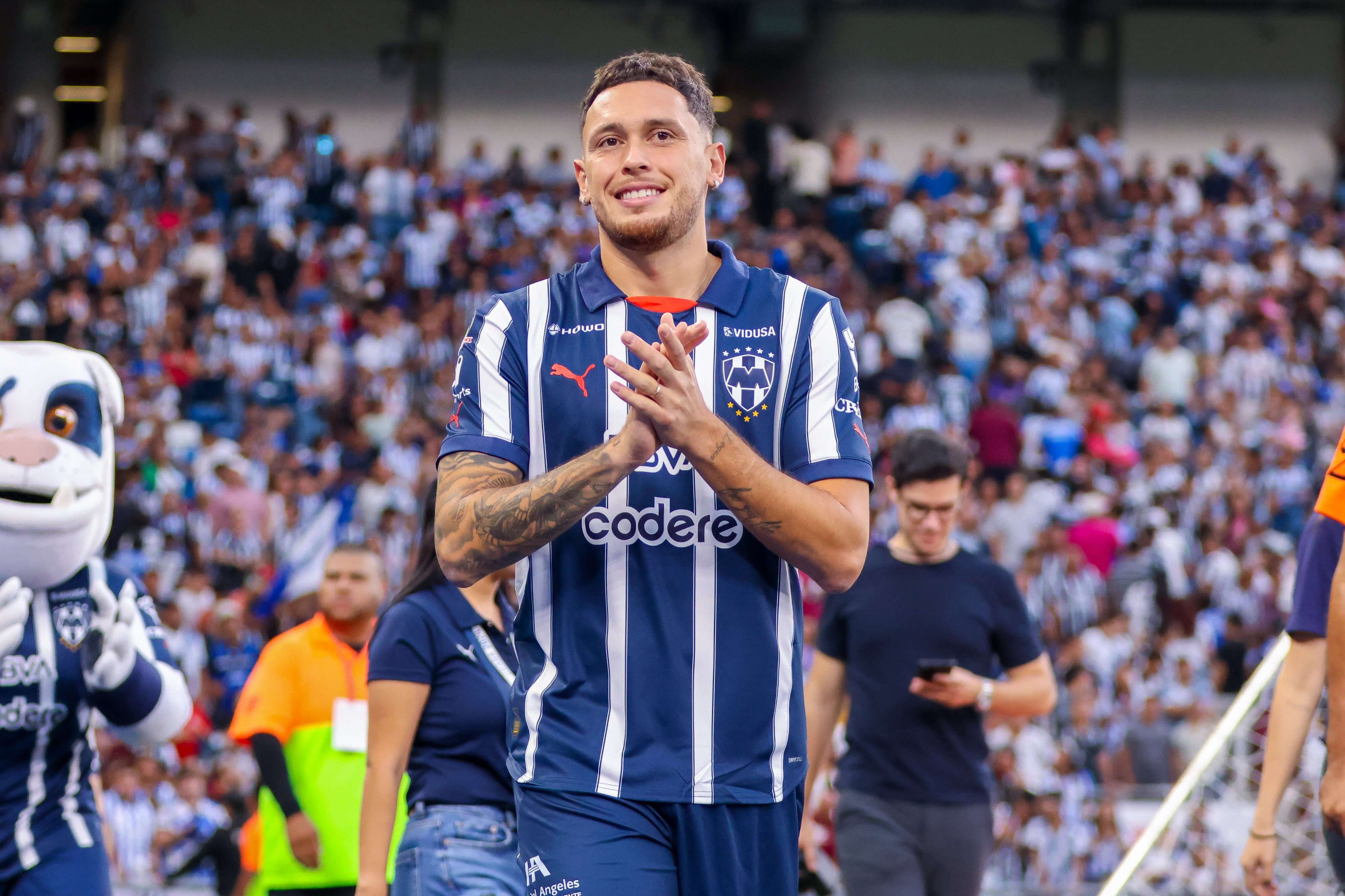 Lucas Ocampos en la presentación con Rayados (foto: Rayados).