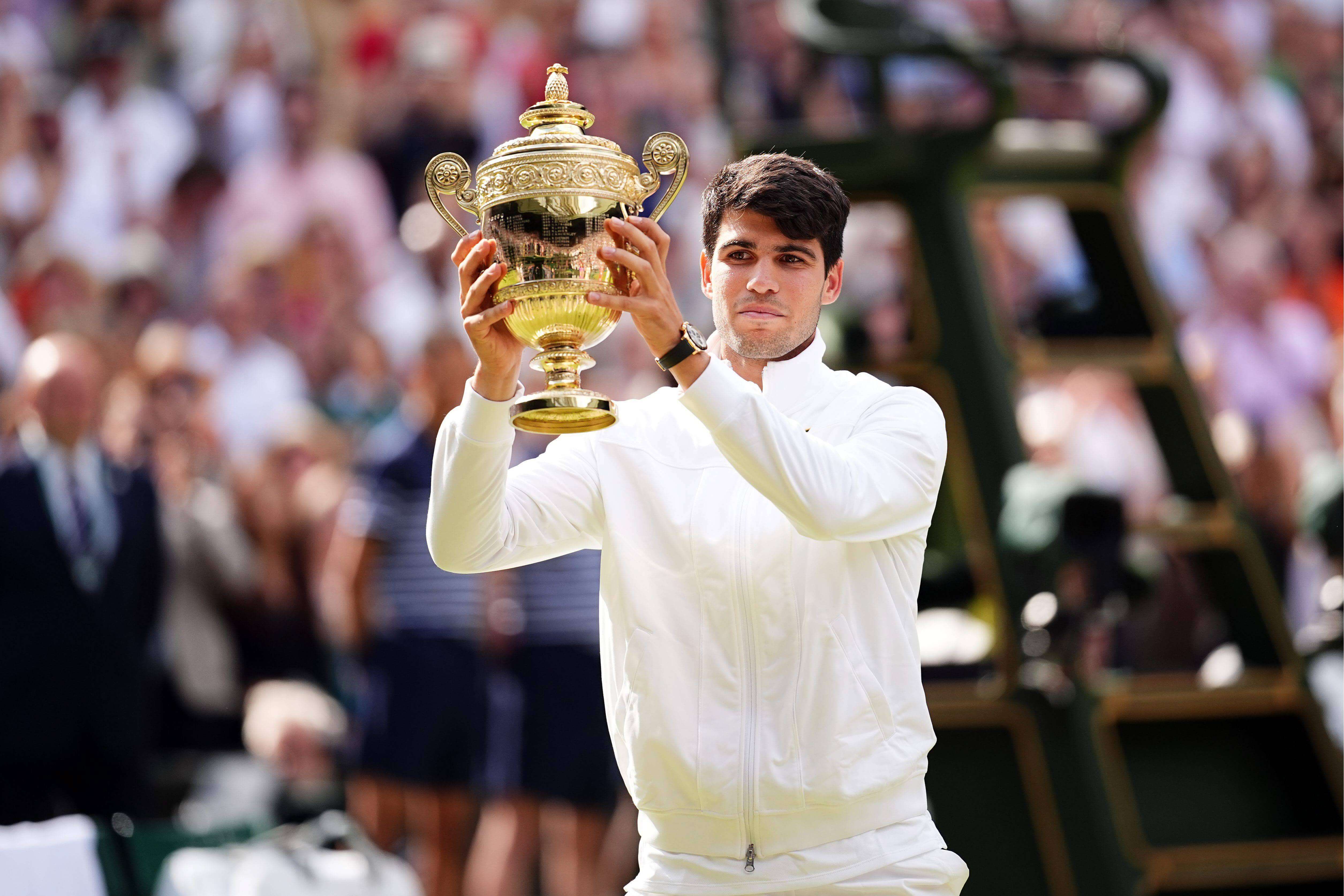 Carlos Alcaraz posa con su segundo trofeo de Wimbledon.
