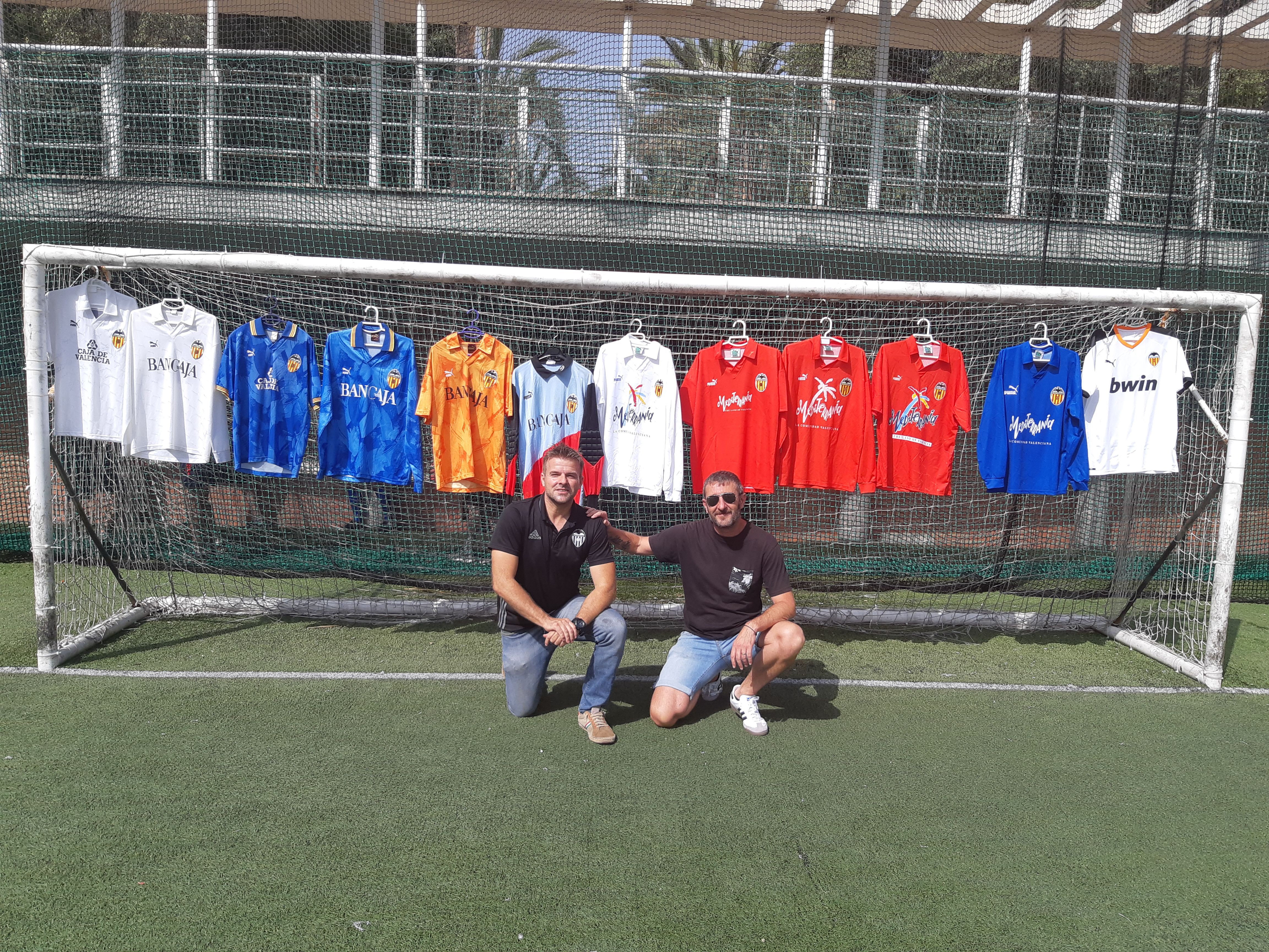  José Ponce, izquierda, con su inseparable Albert Cardà, exponen algunas camisetas del Valencia CF para ElDesmarque