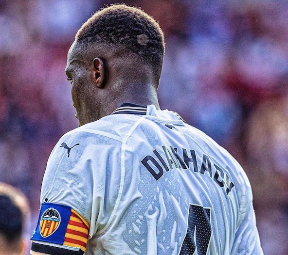  Diakhaby portando el brazalete del Valencia CF