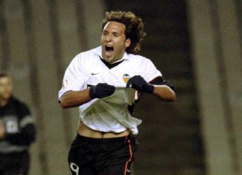 Rufete celebra un gol en Montjuïc