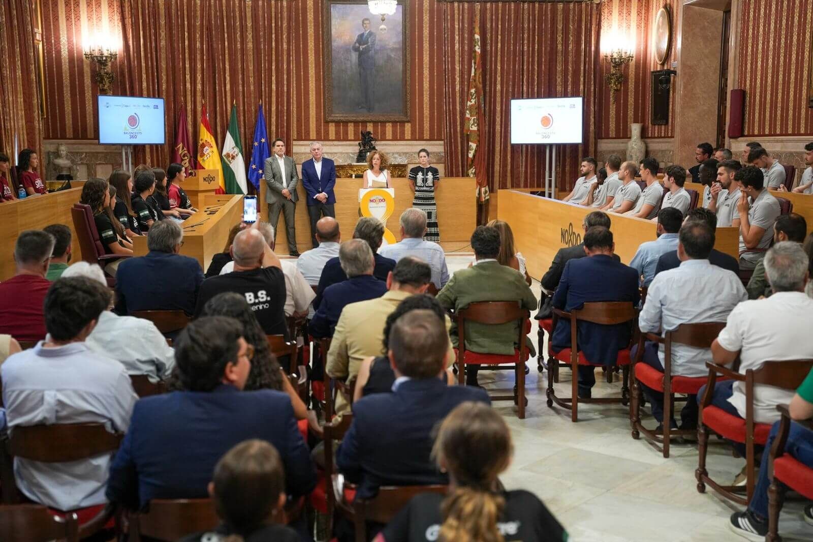  Momento del acto en el salón de Plenos del Ayuntamiento de Sevilla.