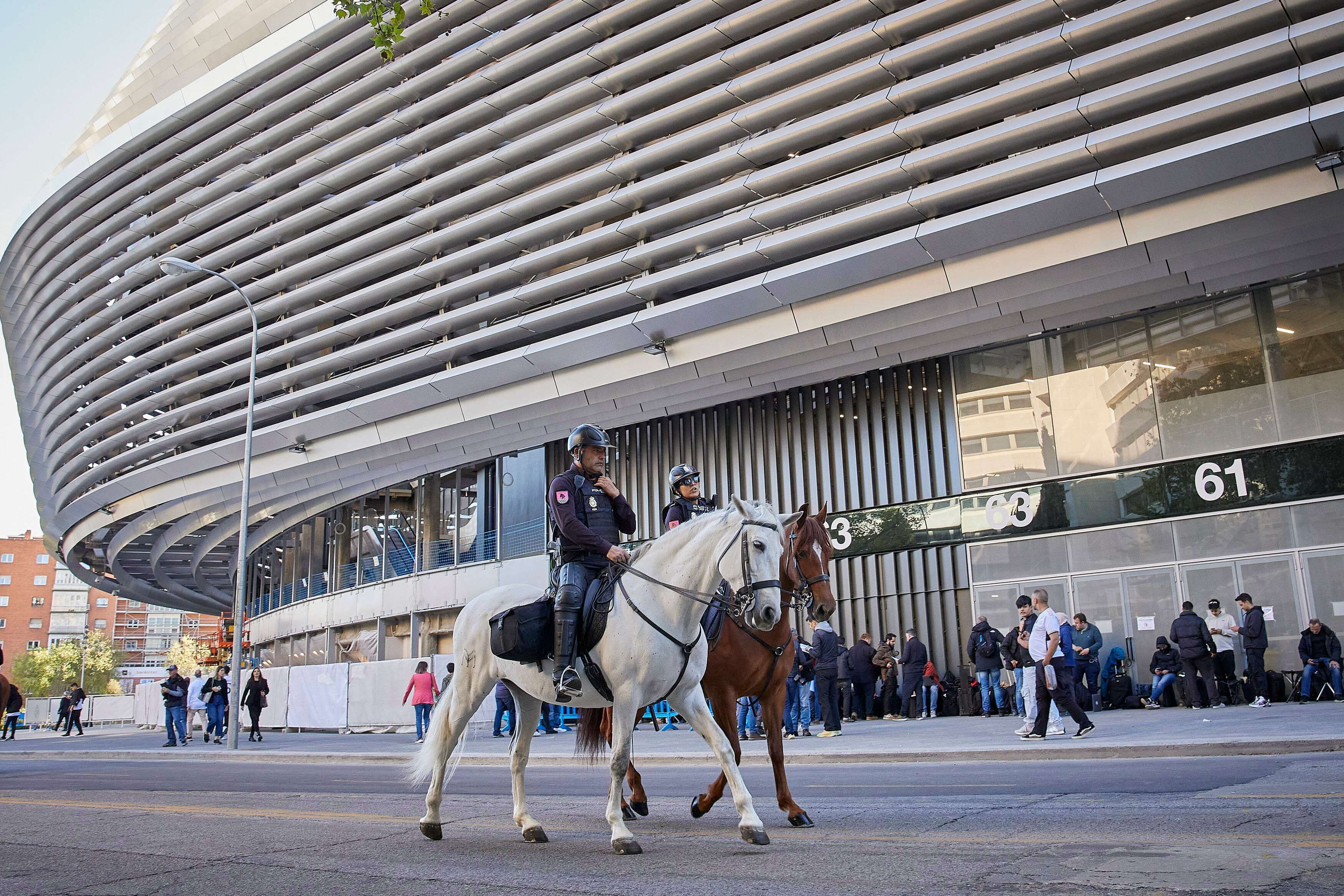  Varios policías alrededor del Santiago Bernabéu