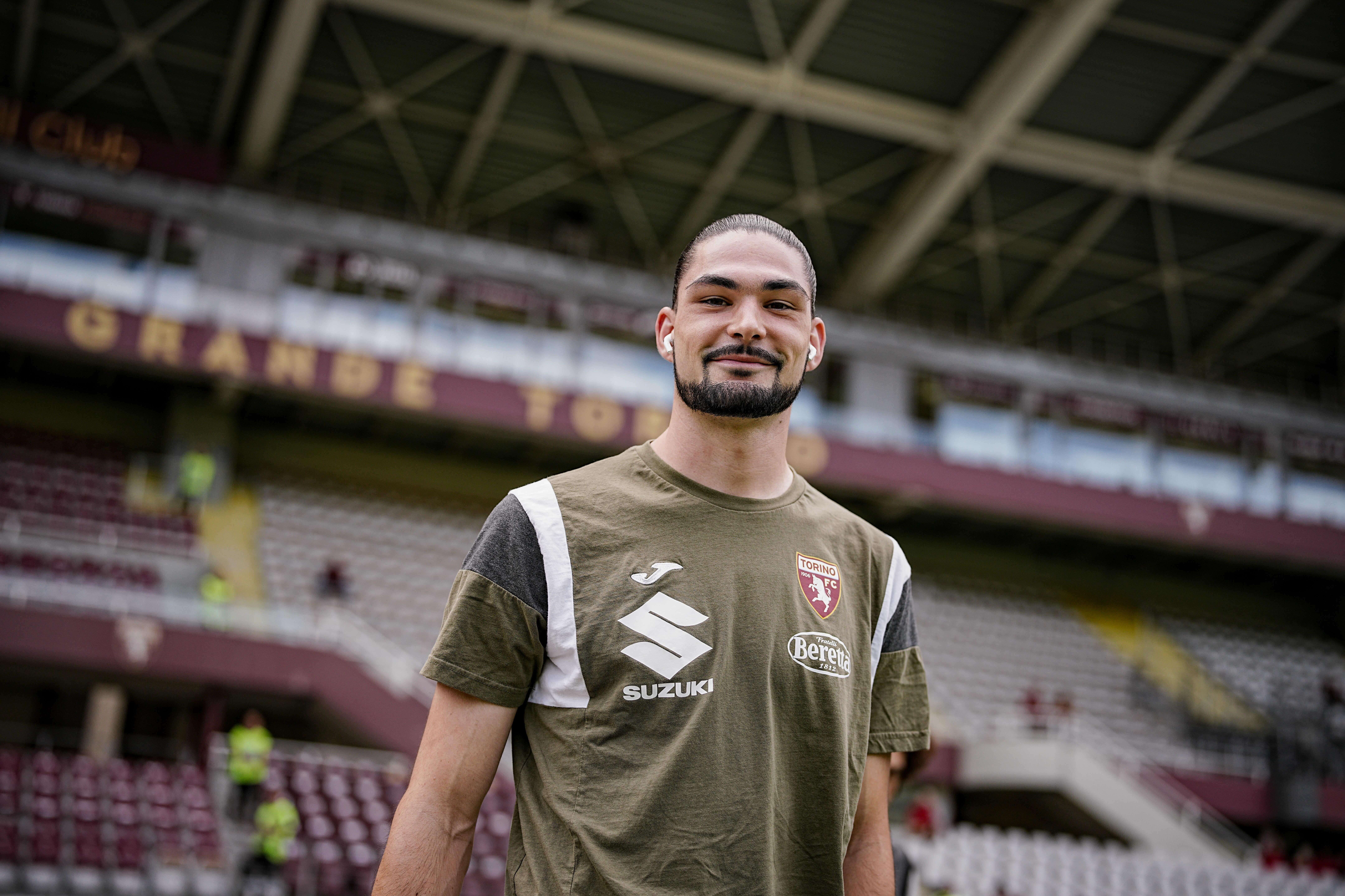  Saba Sazonov, antes de un partido con el Torino.