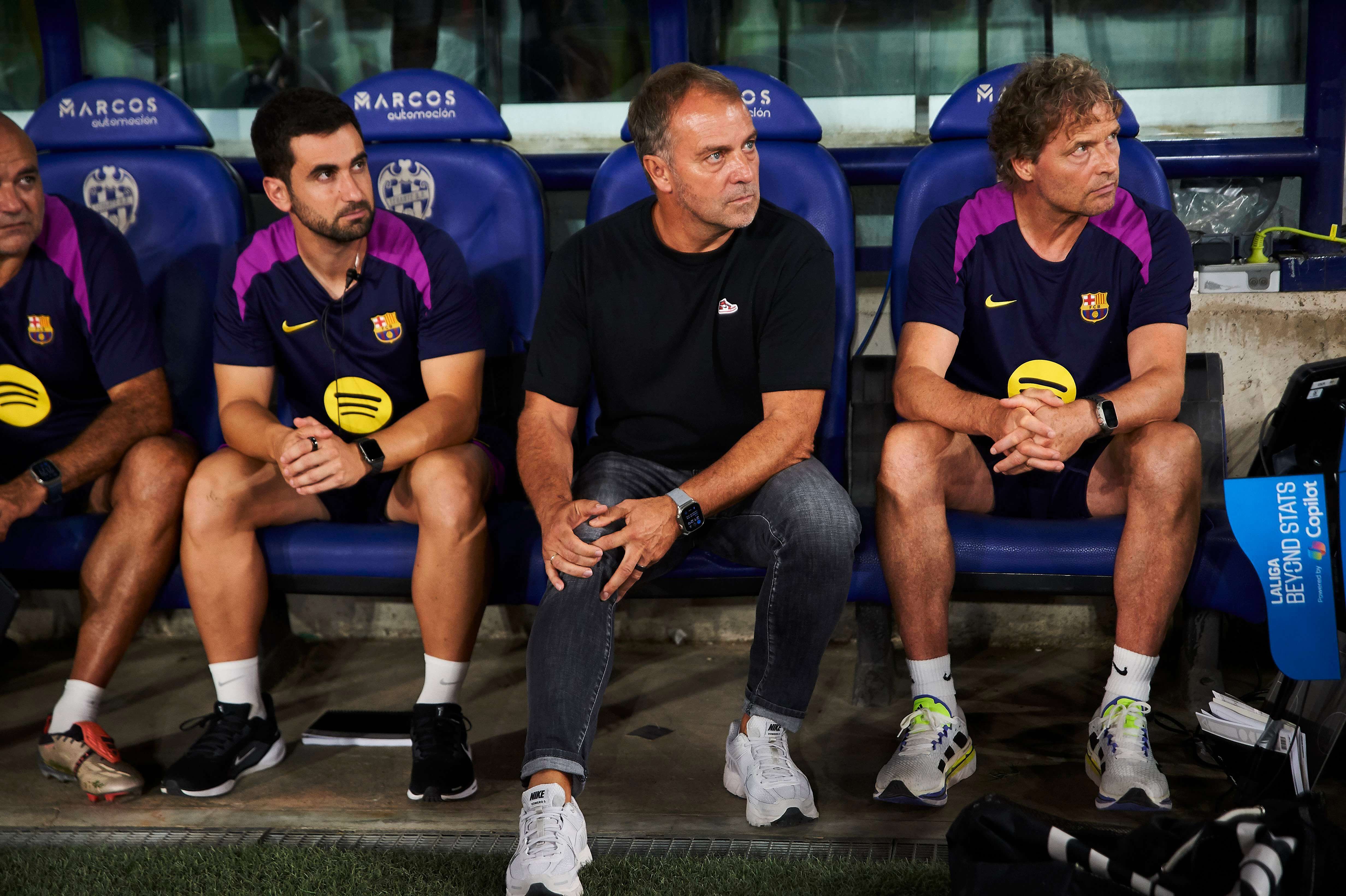  Hansi Flick junto a su cuerpo técnico en el banquillo del Barça (Cordon Press)