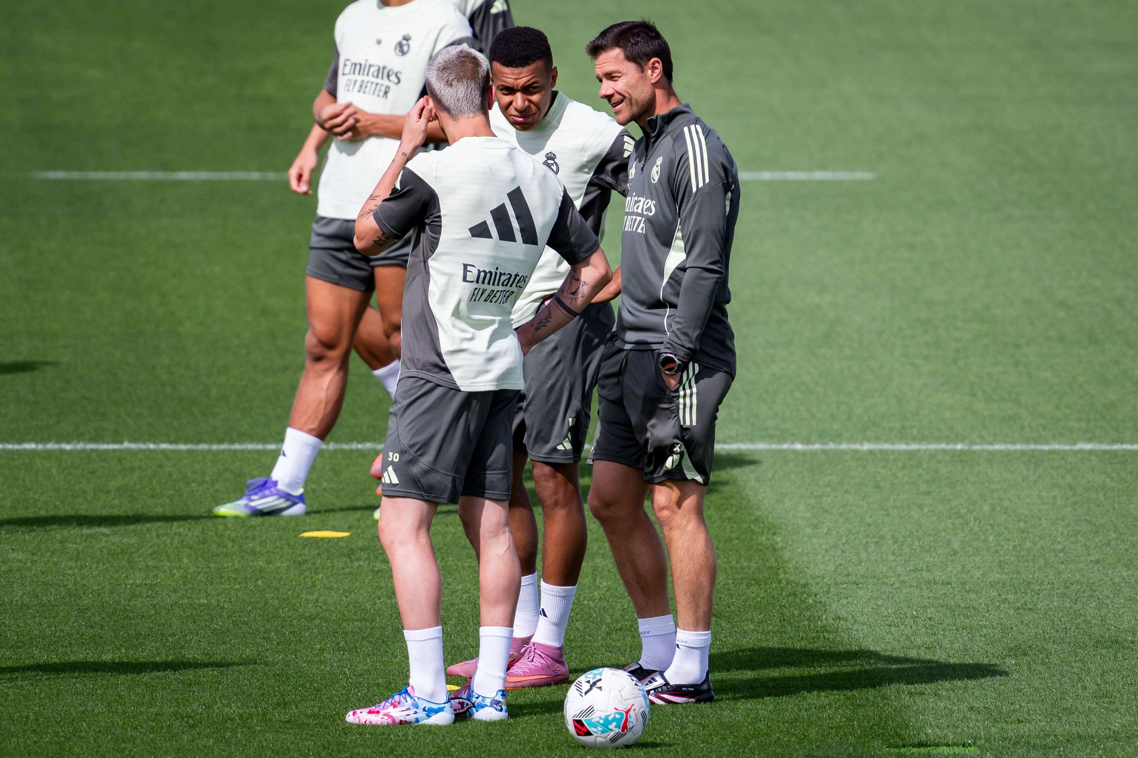  Xabi Alonso con Mbappé y Mastantuono en el entrenamiento del Real Madrid (Cordon Press)
