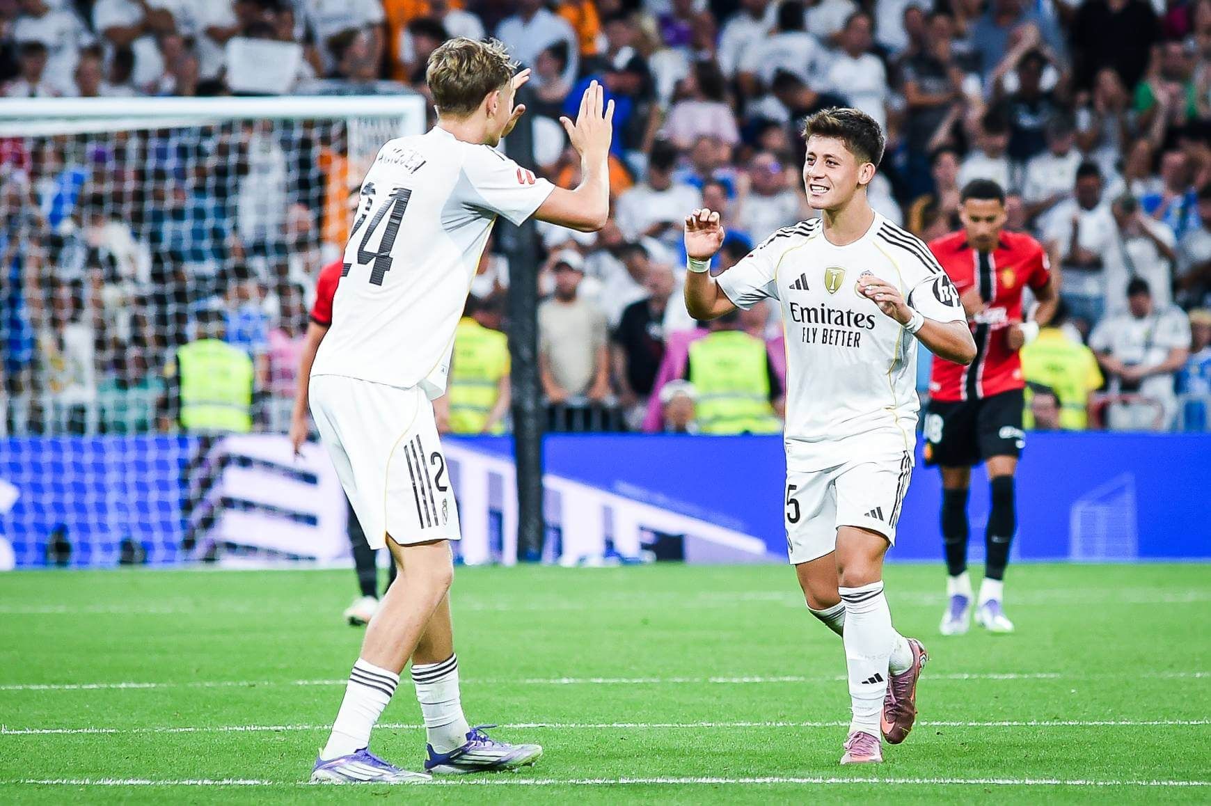  Arda Güler celebrando su gol con Dean Huijsen (Cordon Press)