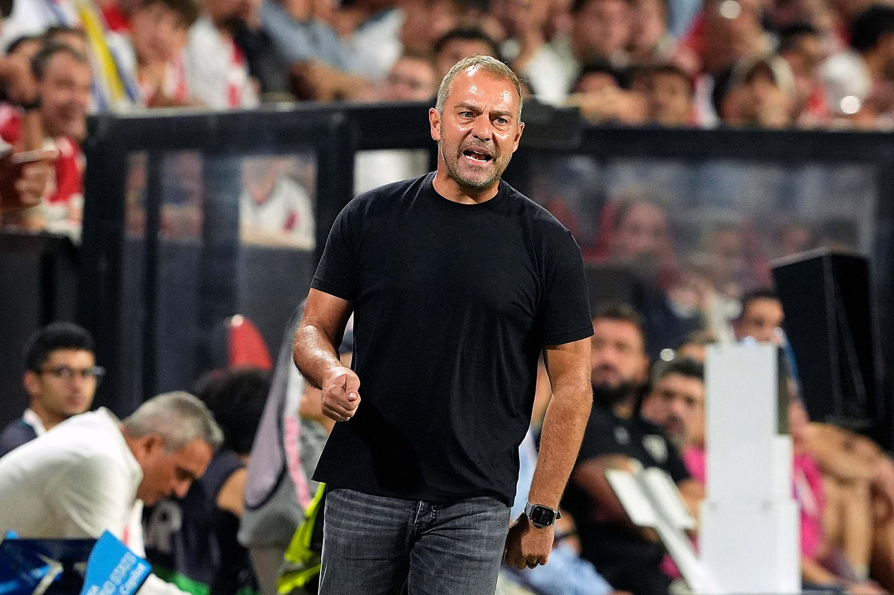 Hansi Flick en el partido en Vallecas (Cordon Press)