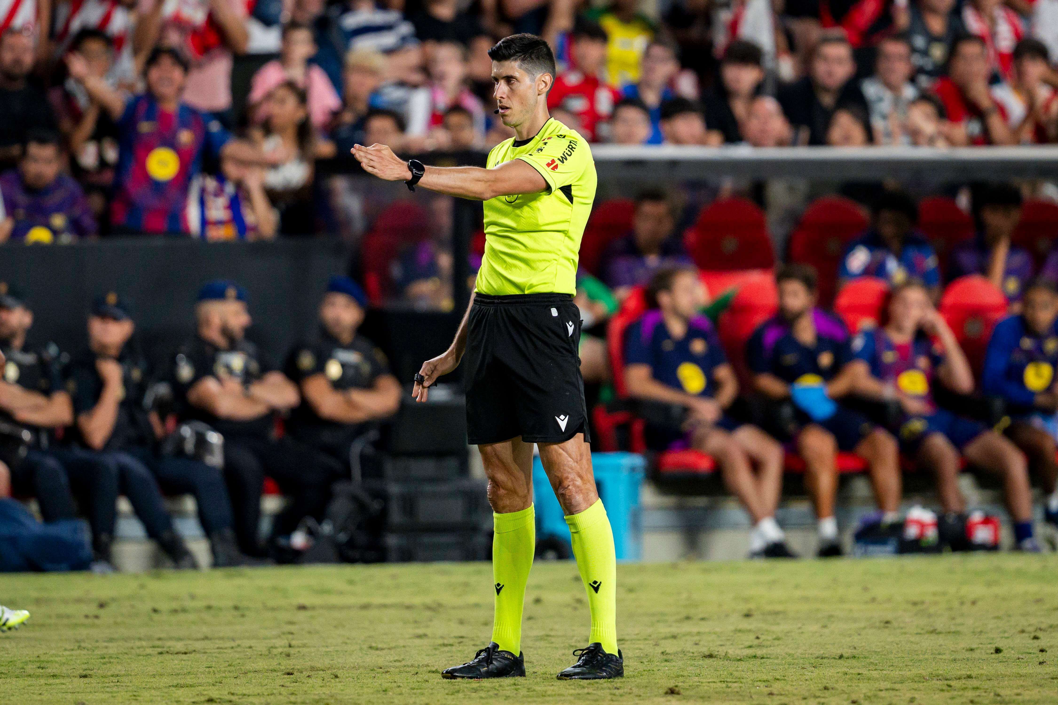  Busquets Ferrer, árbitro del Rayo Vallecano vs Barcelona (Cordon Press)