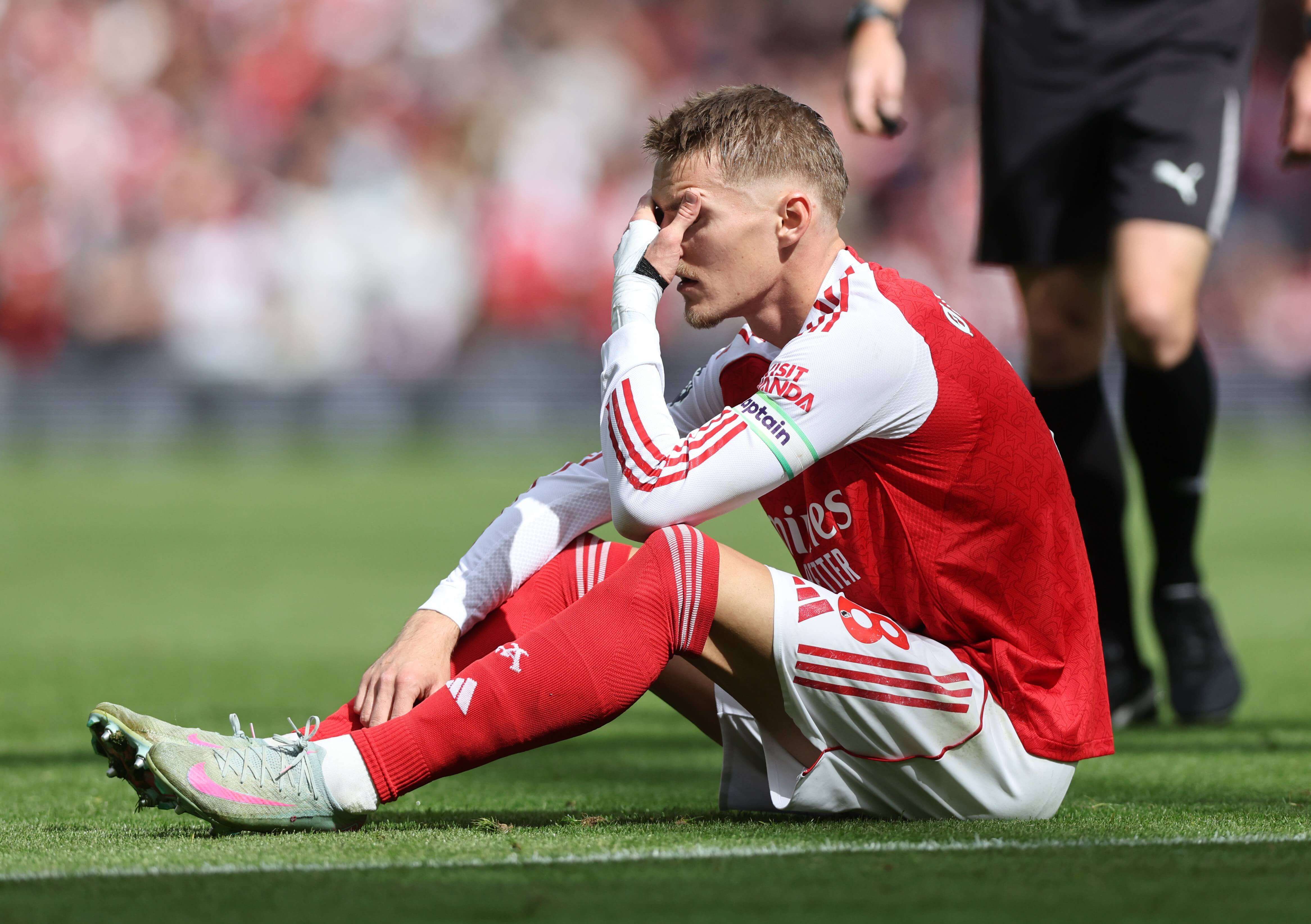  Martín Odegaard cae lesionado con el Arsenal.