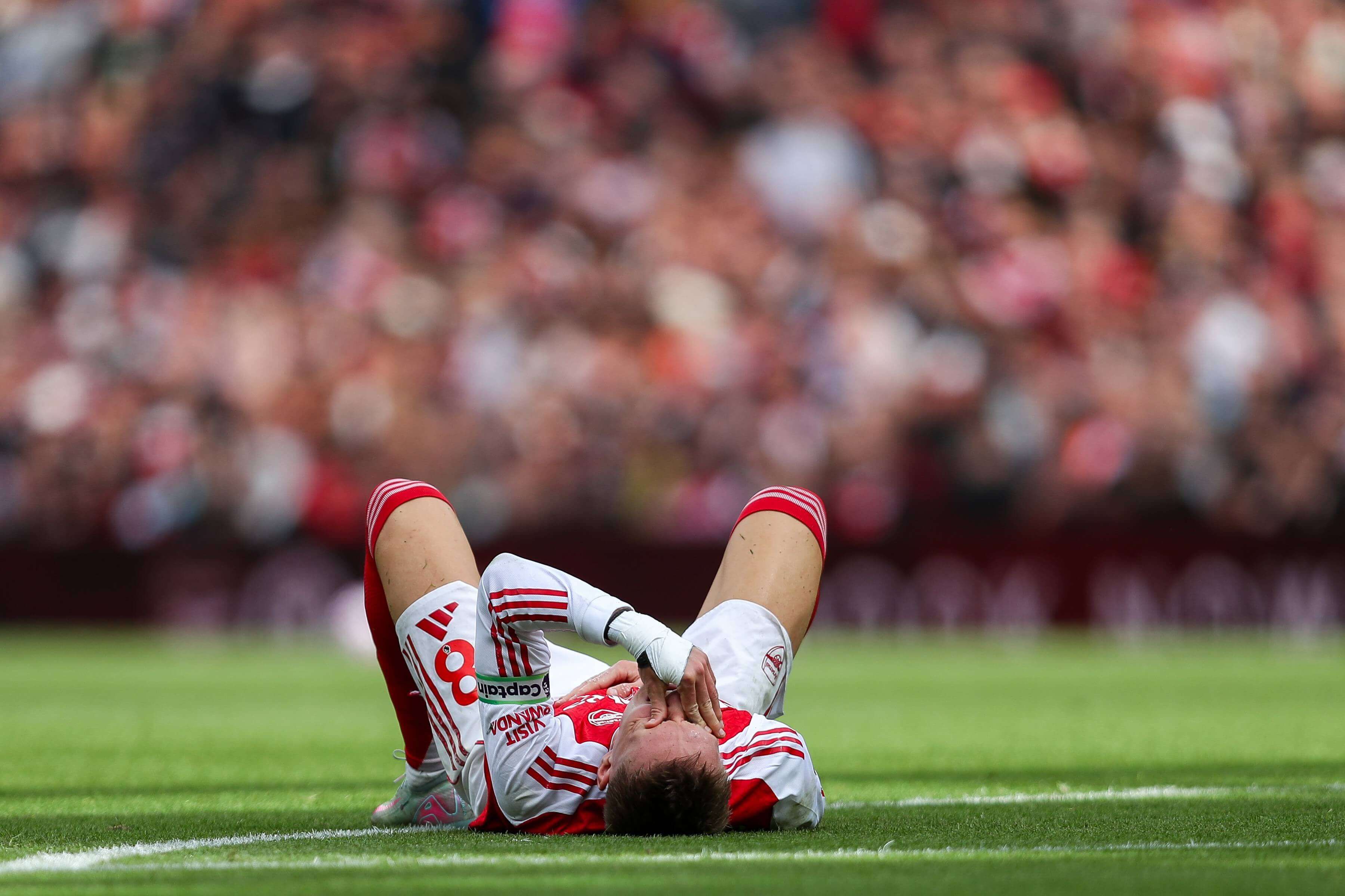  Martín Odegaard cae lesionado con el Arsenal.