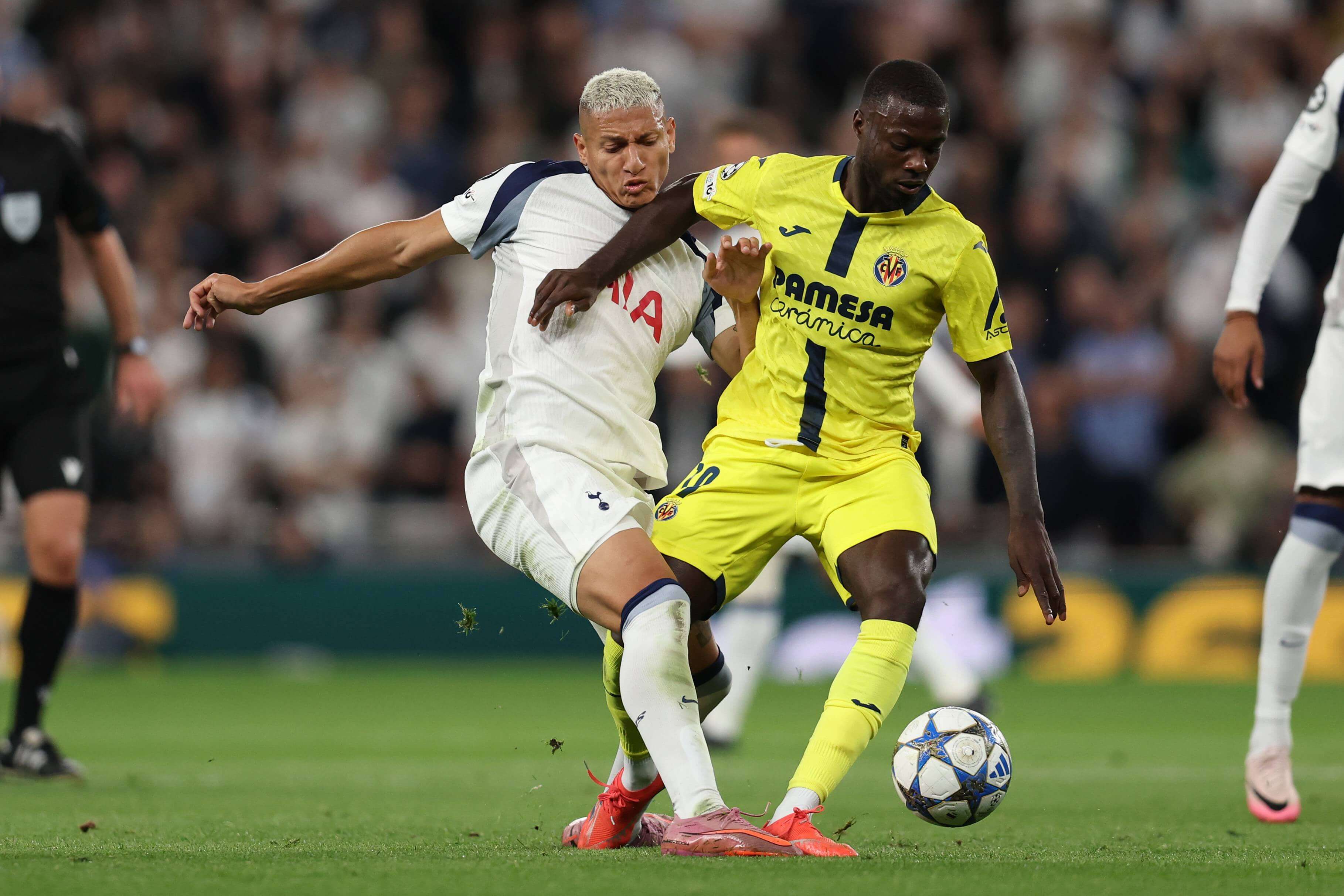  Nicolás Pépé disputa un balón con Richarlison en el Totttenham-Villarreal (FOTO: Cordón Press).