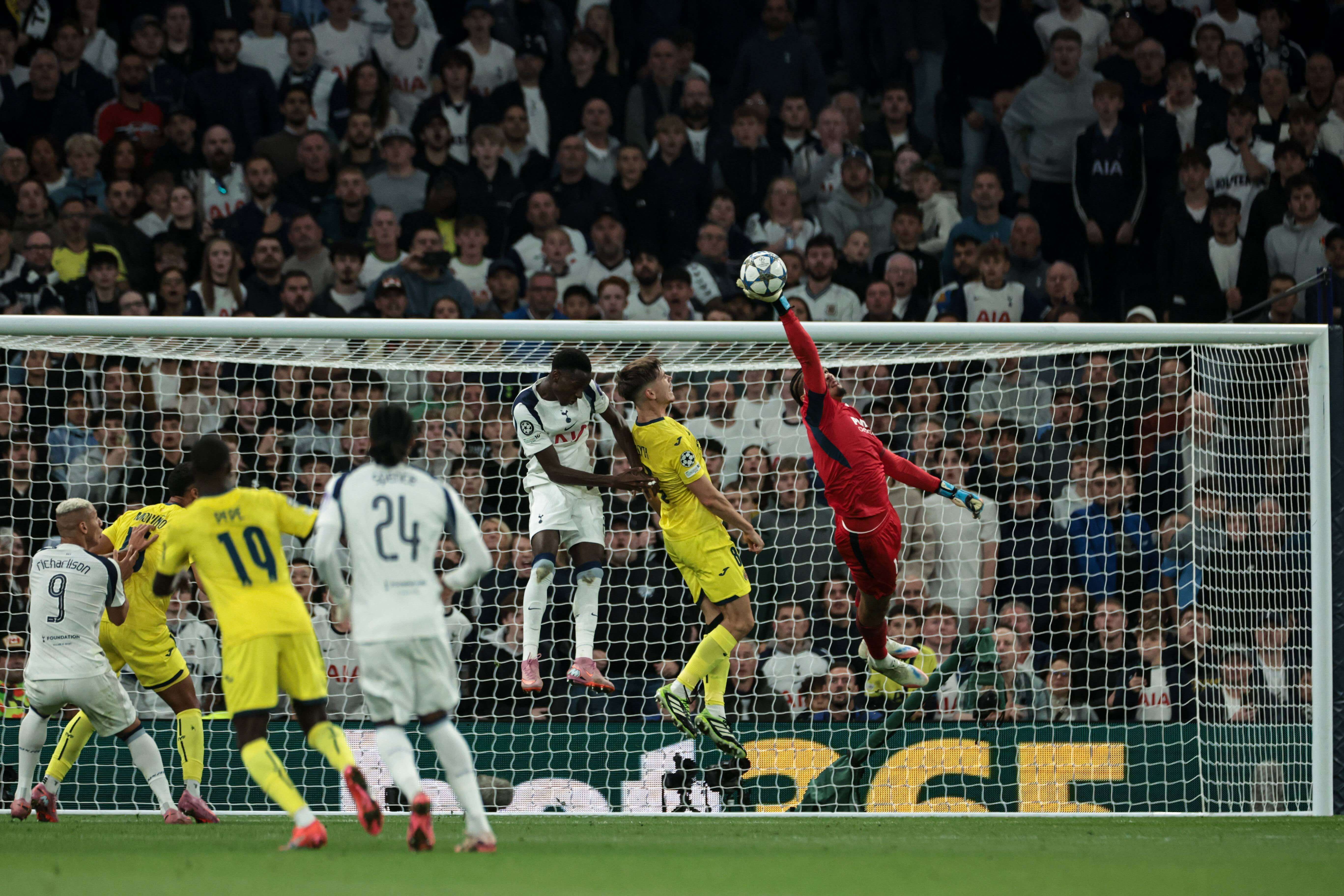Para de Luiz Júnior en el Tottenham-Villarreal (FOTO: Cordón Press).