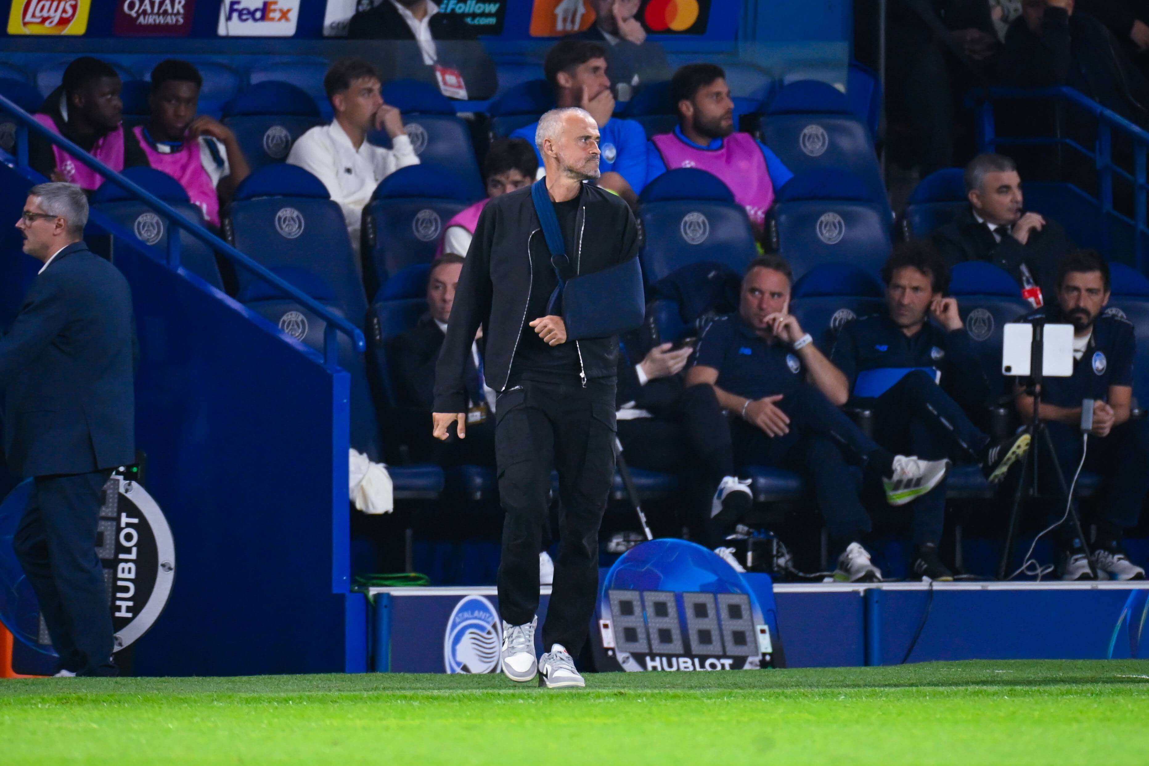 Luis Enrique, con cabestrillo en el partido del PSG (FOTO: Cordón Press).