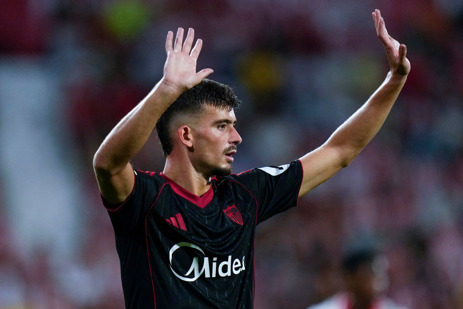 Kike Salas, ante el Girona