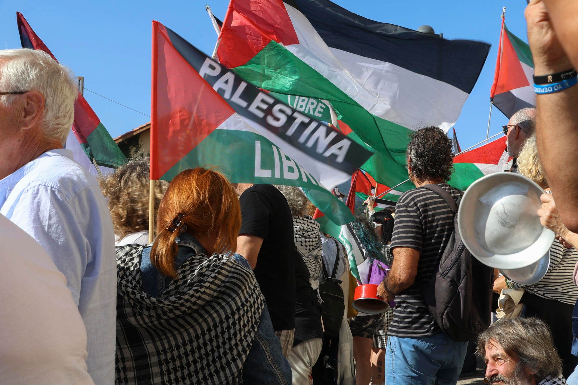  Varias personas protestan en apoyo al pueblo palestino y contra la participación del equipo Israel