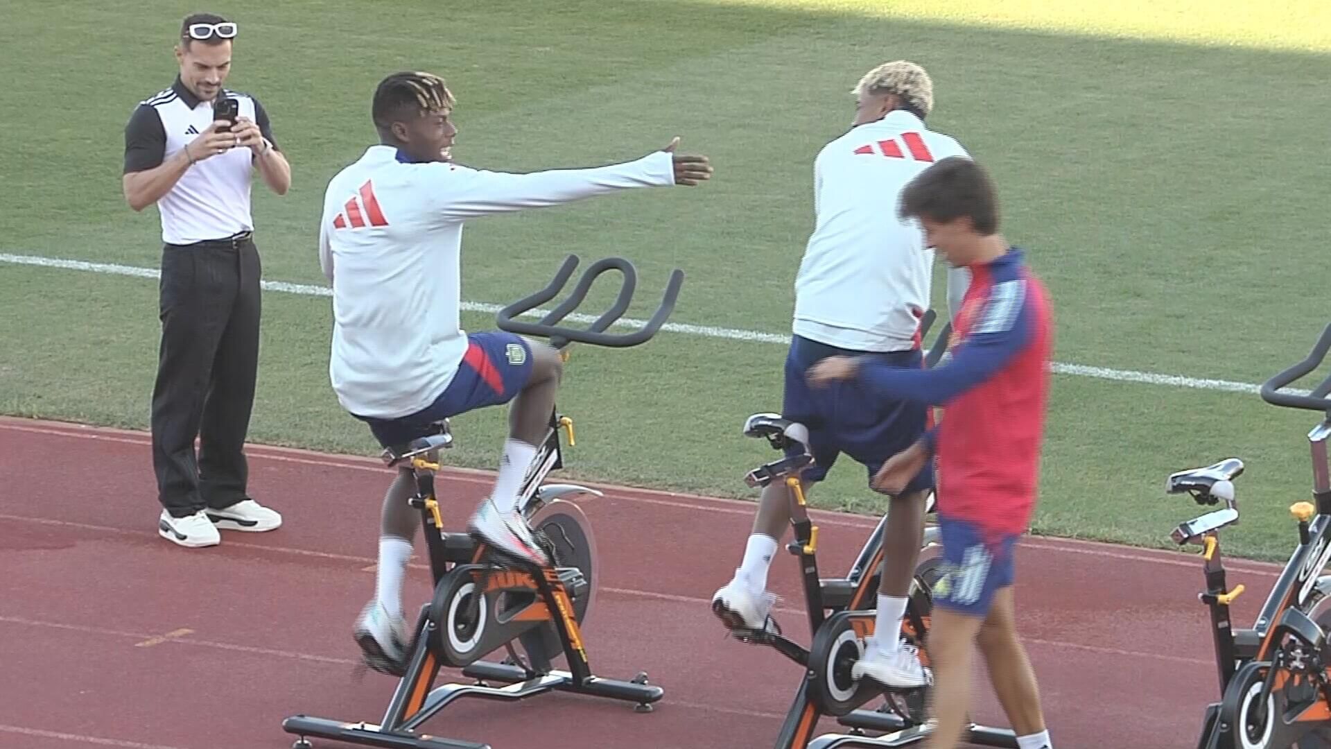  Nico Williams bromea con Lamine Yamal por su problema con el sillín de su bicicleta.